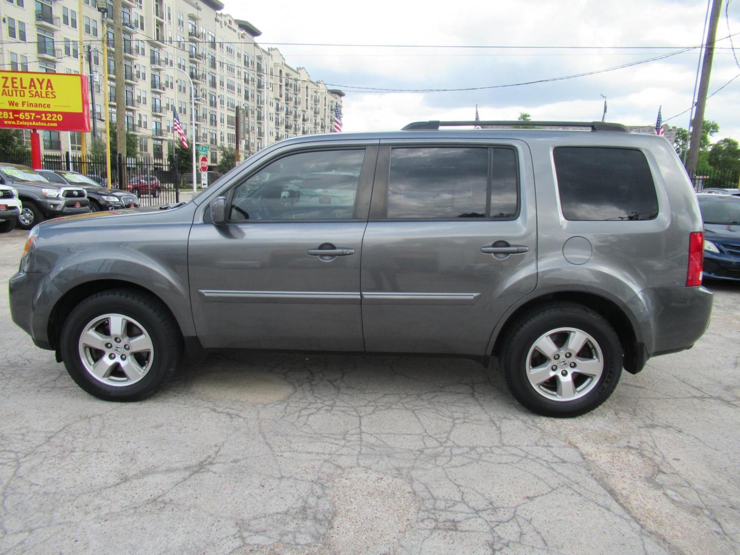 2011 /Gray Honda Pilot EX-L 2WD AT (5FNYF3H53BB) with an 3.5L V6 SOHC 24V engine, Automatic transmission, located at 1511 North Shepherd Dr., Houston, TX, 77008, (281) 657-1221, 29.798361, -95.412560 - Honda Pilot EX-L 2WD SUV 4-DR 3.5L V6 SOHC 24V Automatic FWD - Photo#0