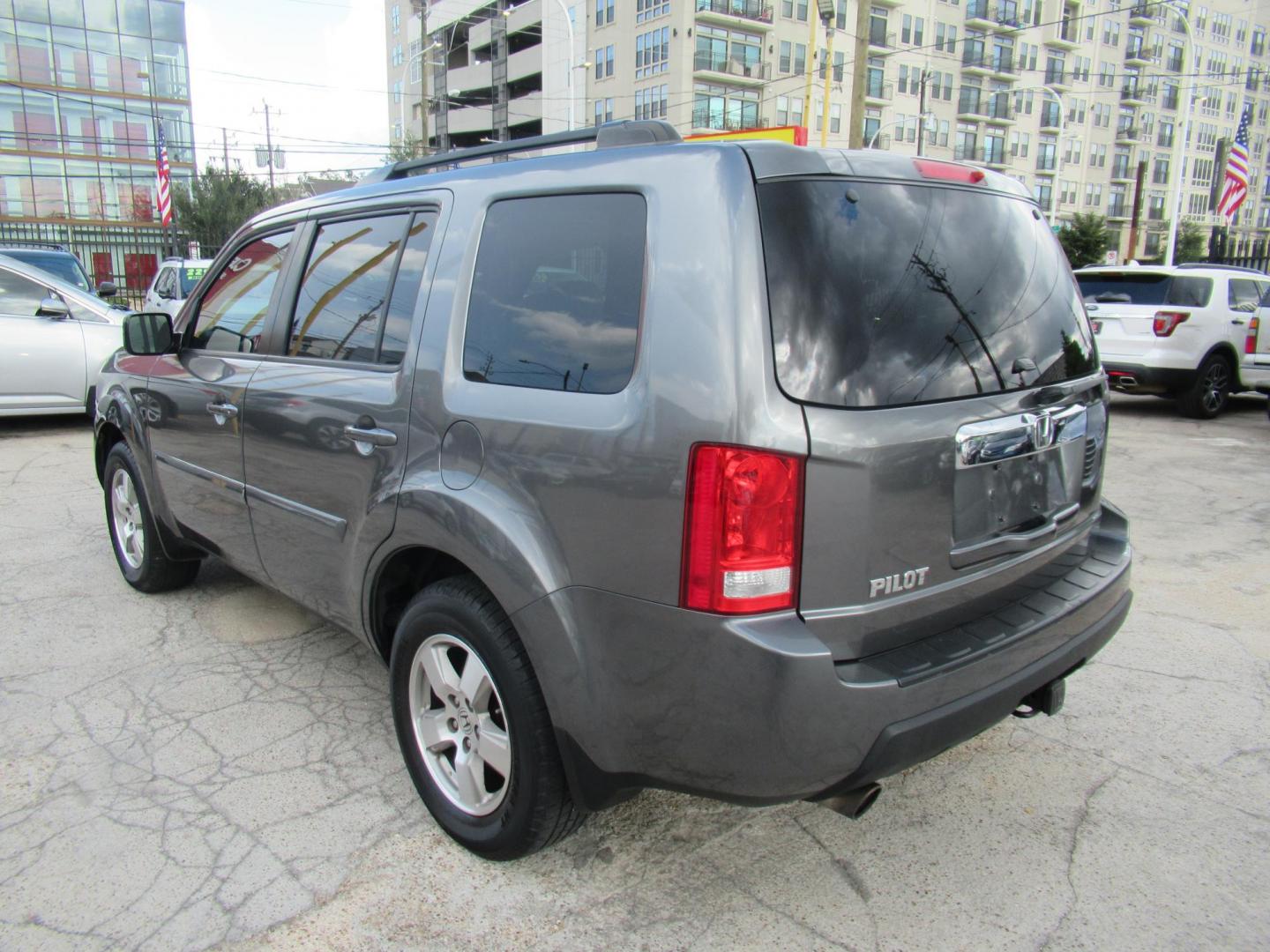 2011 /Gray Honda Pilot EX-L 2WD AT (5FNYF3H53BB) with an 3.5L V6 SOHC 24V engine, Automatic transmission, located at 1511 North Shepherd Dr., Houston, TX, 77008, (281) 657-1221, 29.798361, -95.412560 - Honda Pilot EX-L 2WD SUV 4-DR 3.5L V6 SOHC 24V Automatic FWD - Photo#24