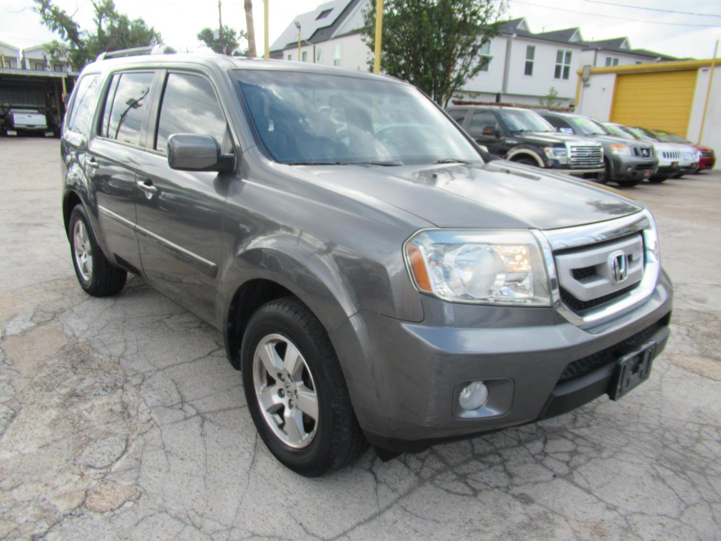 2011 /Gray Honda Pilot EX-L 2WD AT (5FNYF3H53BB) with an 3.5L V6 SOHC 24V engine, Automatic transmission, located at 1511 North Shepherd Dr., Houston, TX, 77008, (281) 657-1221, 29.798361, -95.412560 - Honda Pilot EX-L 2WD SUV 4-DR 3.5L V6 SOHC 24V Automatic FWD - Photo#27