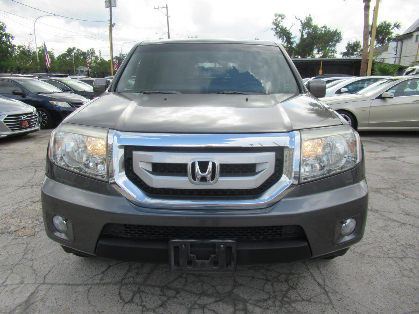 2011 /Gray Honda Pilot EX-L 2WD AT (5FNYF3H53BB) with an 3.5L V6 SOHC 24V engine, Automatic transmission, located at 1511 North Shepherd Dr., Houston, TX, 77008, (281) 657-1221, 29.798361, -95.412560 - Honda Pilot EX-L 2WD SUV 4-DR 3.5L V6 SOHC 24V Automatic FWD - Photo#26