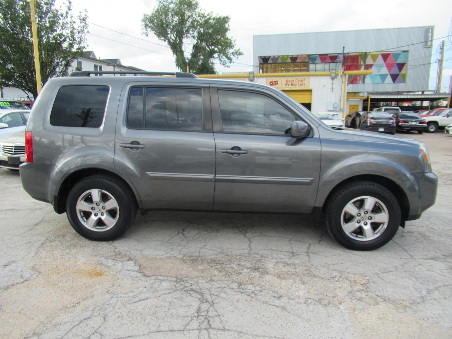 2011 /Gray Honda Pilot EX-L 2WD AT (5FNYF3H53BB) with an 3.5L V6 SOHC 24V engine, Automatic transmission, located at 1511 North Shepherd Dr., Houston, TX, 77008, (281) 657-1221, 29.798361, -95.412560 - Honda Pilot EX-L 2WD SUV 4-DR 3.5L V6 SOHC 24V Automatic FWD - Photo#28