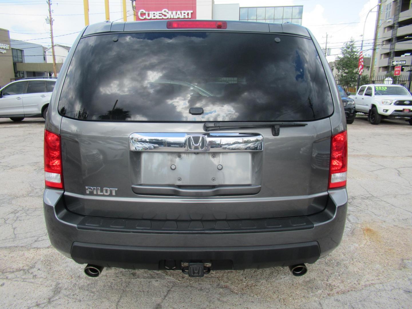 2011 /Gray Honda Pilot EX-L 2WD AT (5FNYF3H53BB) with an 3.5L V6 SOHC 24V engine, Automatic transmission, located at 1511 North Shepherd Dr., Houston, TX, 77008, (281) 657-1221, 29.798361, -95.412560 - Honda Pilot EX-L 2WD SUV 4-DR 3.5L V6 SOHC 24V Automatic FWD - Photo#30