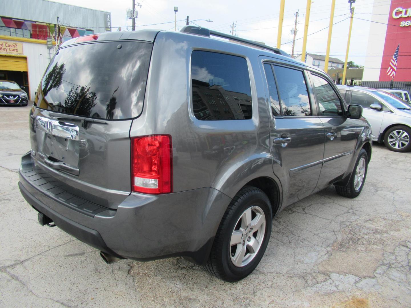 2011 /Gray Honda Pilot EX-L 2WD AT (5FNYF3H53BB) with an 3.5L V6 SOHC 24V engine, Automatic transmission, located at 1511 North Shepherd Dr., Houston, TX, 77008, (281) 657-1221, 29.798361, -95.412560 - Honda Pilot EX-L 2WD SUV 4-DR 3.5L V6 SOHC 24V Automatic FWD - Photo#29