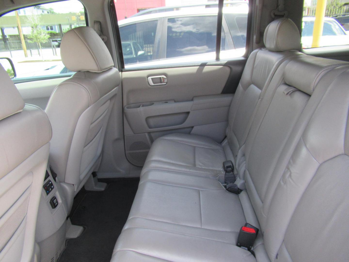 2011 /Gray Honda Pilot EX-L 2WD AT (5FNYF3H53BB) with an 3.5L V6 SOHC 24V engine, Automatic transmission, located at 1511 North Shepherd Dr., Houston, TX, 77008, (281) 657-1221, 29.798361, -95.412560 - Honda Pilot EX-L 2WD SUV 4-DR 3.5L V6 SOHC 24V Automatic FWD - Photo#8