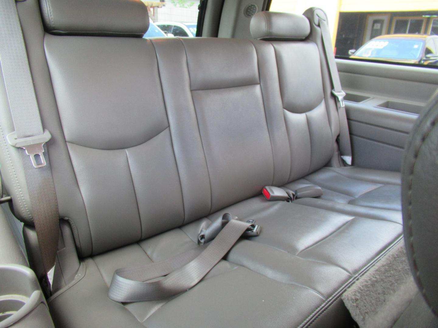 2004 /Gray Chevrolet Suburban 1500 4WD (3GNFK16Z44G) with an 5.3L V8 OHV 16V FFV engine, Automatic Overdrive transmission, located at 1511 North Shepherd Dr., Houston, TX, 77008, (281) 657-1221, 29.798361, -95.412560 - Chevrolet Suburban 1500 4WD SUV 4-DR 5.3L V8 OHV 16V FFV V8 Automatic 4WD - Photo#14