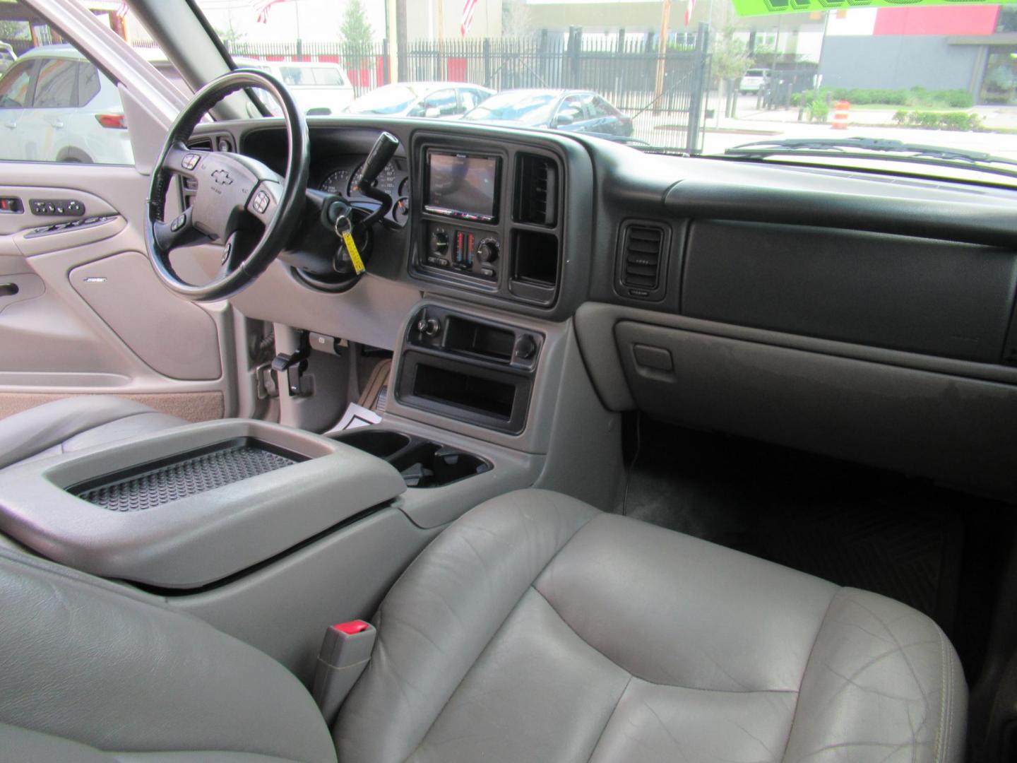 2004 /Gray Chevrolet Suburban 1500 4WD (3GNFK16Z44G) with an 5.3L V8 OHV 16V FFV engine, Automatic Overdrive transmission, located at 1511 North Shepherd Dr., Houston, TX, 77008, (281) 657-1221, 29.798361, -95.412560 - Chevrolet Suburban 1500 4WD SUV 4-DR 5.3L V8 OHV 16V FFV V8 Automatic 4WD - Photo#15