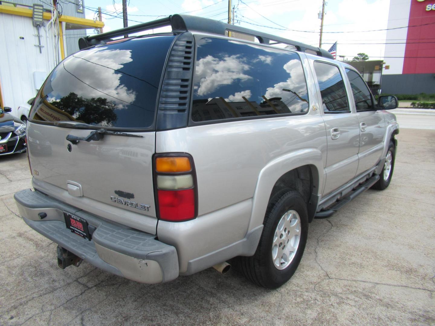 2004 /Gray Chevrolet Suburban 1500 4WD (3GNFK16Z44G) with an 5.3L V8 OHV 16V FFV engine, Automatic Overdrive transmission, located at 1511 North Shepherd Dr., Houston, TX, 77008, (281) 657-1221, 29.798361, -95.412560 - Chevrolet Suburban 1500 4WD SUV 4-DR 5.3L V8 OHV 16V FFV V8 Automatic 4WD - Photo#20