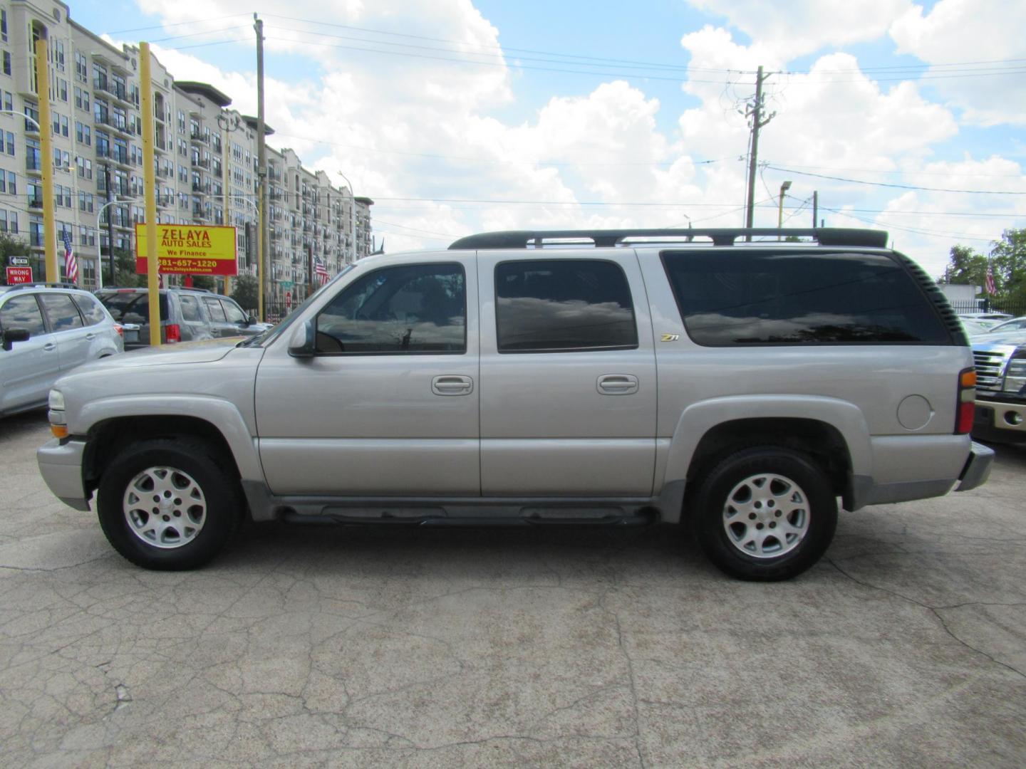 2004 /Gray Chevrolet Suburban 1500 4WD (3GNFK16Z44G) with an 5.3L V8 OHV 16V FFV engine, Automatic Overdrive transmission, located at 1511 North Shepherd Dr., Houston, TX, 77008, (281) 657-1221, 29.798361, -95.412560 - Chevrolet Suburban 1500 4WD SUV 4-DR 5.3L V8 OHV 16V FFV V8 Automatic 4WD - Photo#21