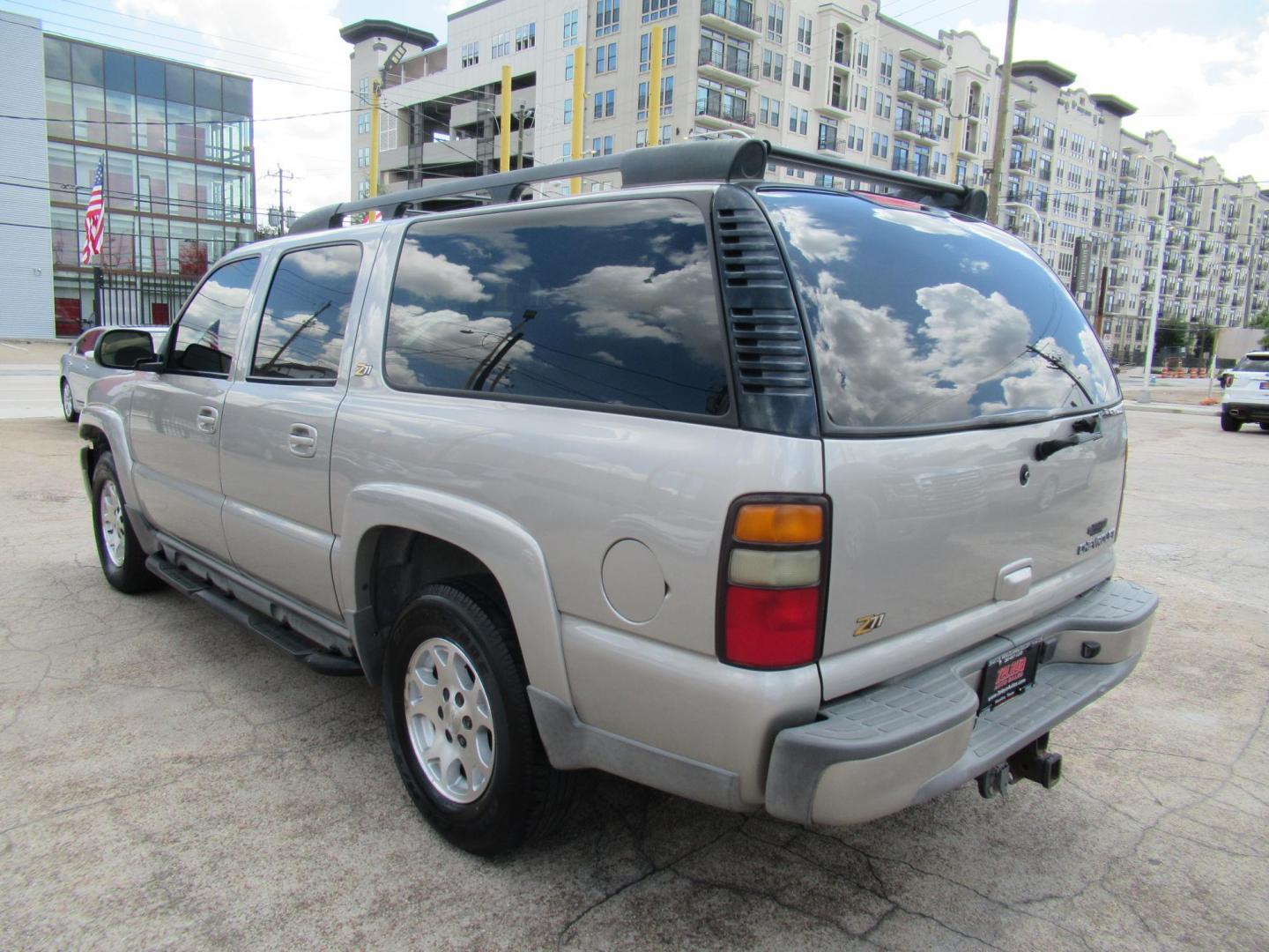 2004 /Gray Chevrolet Suburban 1500 4WD (3GNFK16Z44G) with an 5.3L V8 OHV 16V FFV engine, Automatic Overdrive transmission, located at 1511 North Shepherd Dr., Houston, TX, 77008, (281) 657-1221, 29.798361, -95.412560 - Chevrolet Suburban 1500 4WD SUV 4-DR 5.3L V8 OHV 16V FFV V8 Automatic 4WD - Photo#22