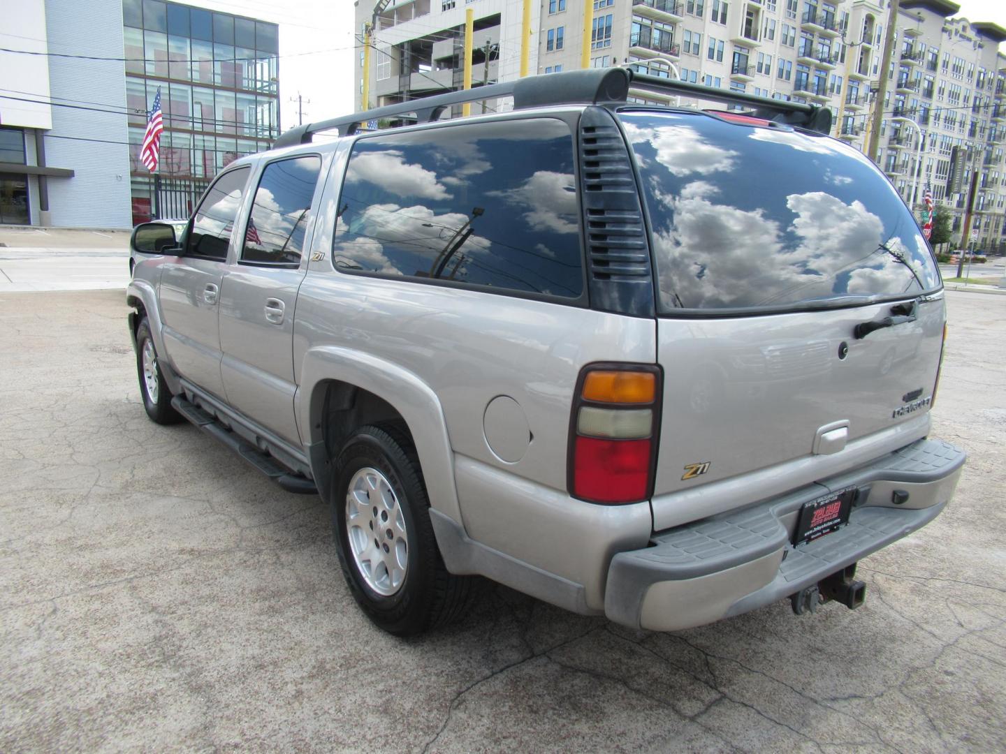 2004 /Gray Chevrolet Suburban 1500 4WD (3GNFK16Z44G) with an 5.3L V8 OHV 16V FFV engine, Automatic Overdrive transmission, located at 1511 North Shepherd Dr., Houston, TX, 77008, (281) 657-1221, 29.798361, -95.412560 - Chevrolet Suburban 1500 4WD SUV 4-DR 5.3L V8 OHV 16V FFV V8 Automatic 4WD - Photo#23