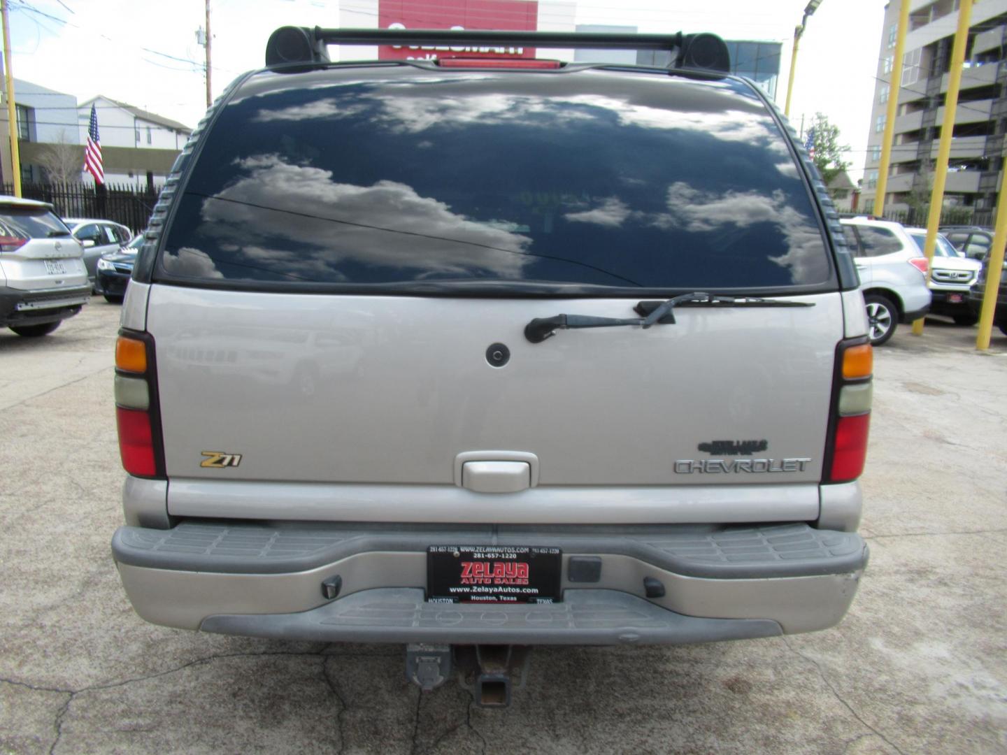 2004 /Gray Chevrolet Suburban 1500 4WD (3GNFK16Z44G) with an 5.3L V8 OHV 16V FFV engine, Automatic Overdrive transmission, located at 1511 North Shepherd Dr., Houston, TX, 77008, (281) 657-1221, 29.798361, -95.412560 - Chevrolet Suburban 1500 4WD SUV 4-DR 5.3L V8 OHV 16V FFV V8 Automatic 4WD - Photo#24