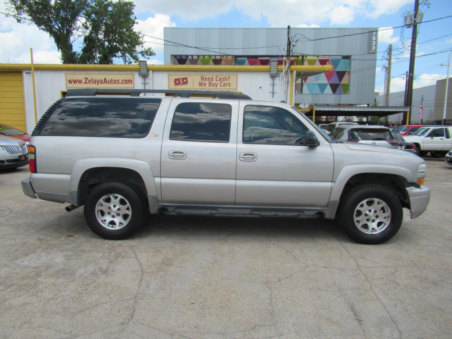 2004 /Gray Chevrolet Suburban 1500 4WD (3GNFK16Z44G) with an 5.3L V8 OHV 16V FFV engine, Automatic Overdrive transmission, located at 1511 North Shepherd Dr., Houston, TX, 77008, (281) 657-1221, 29.798361, -95.412560 - Chevrolet Suburban 1500 4WD SUV 4-DR 5.3L V8 OHV 16V FFV V8 Automatic 4WD - Photo#25