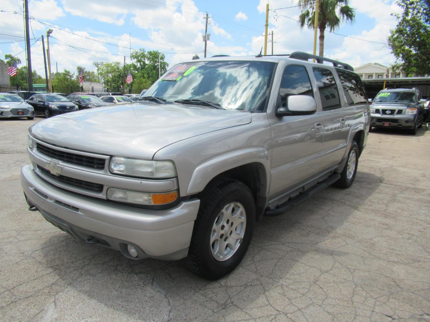 2004 /Gray Chevrolet Suburban 1500 4WD (3GNFK16Z44G) with an 5.3L V8 OHV 16V FFV engine, Automatic Overdrive transmission, located at 1511 North Shepherd Dr., Houston, TX, 77008, (281) 657-1221, 29.798361, -95.412560 - Chevrolet Suburban 1500 4WD SUV 4-DR 5.3L V8 OHV 16V FFV V8 Automatic 4WD - Photo#28