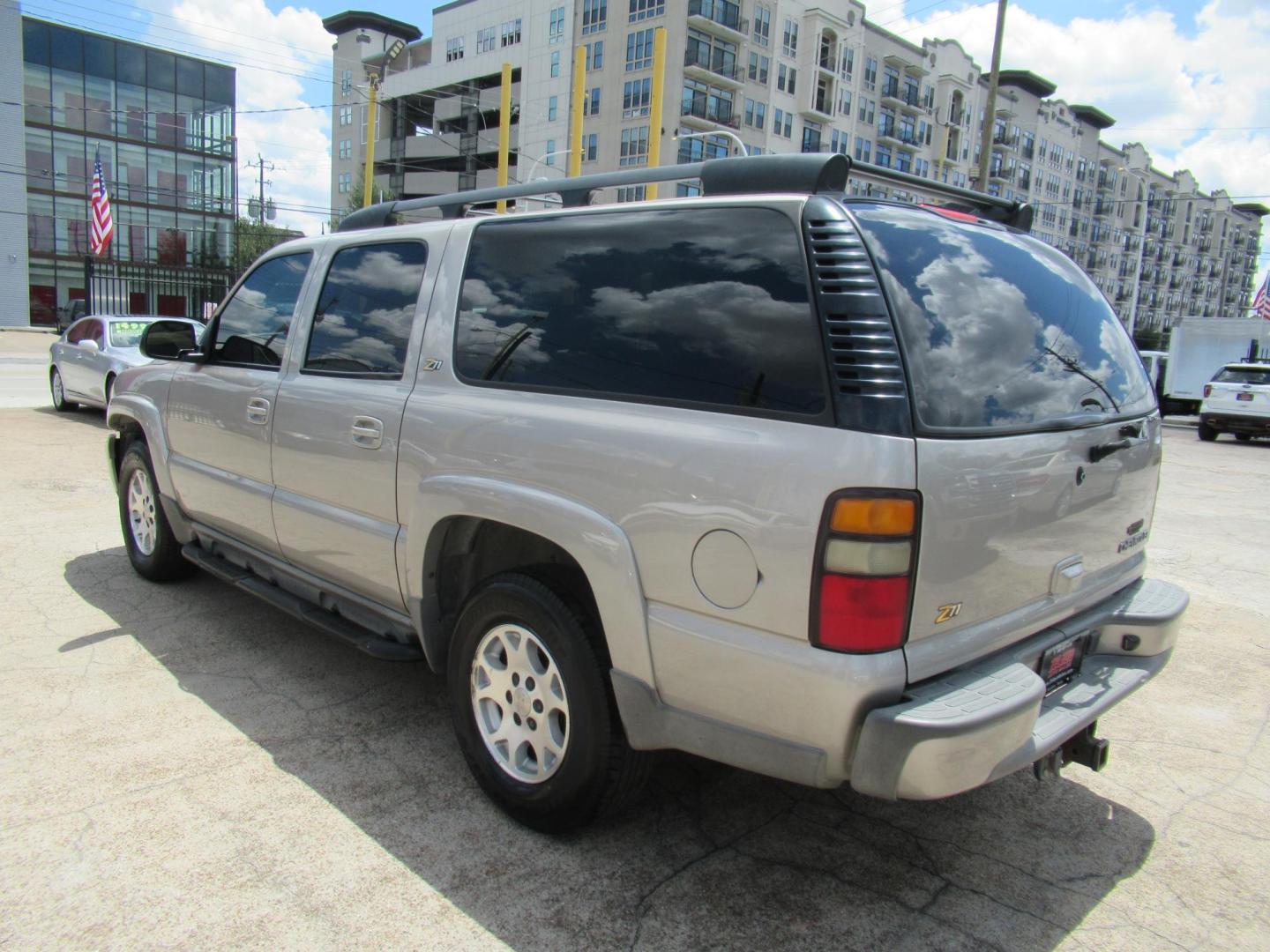 2004 /Gray Chevrolet Suburban 1500 4WD (3GNFK16Z44G) with an 5.3L V8 OHV 16V FFV engine, Automatic Overdrive transmission, located at 1511 North Shepherd Dr., Houston, TX, 77008, (281) 657-1221, 29.798361, -95.412560 - Chevrolet Suburban 1500 4WD SUV 4-DR 5.3L V8 OHV 16V FFV V8 Automatic 4WD - Photo#29