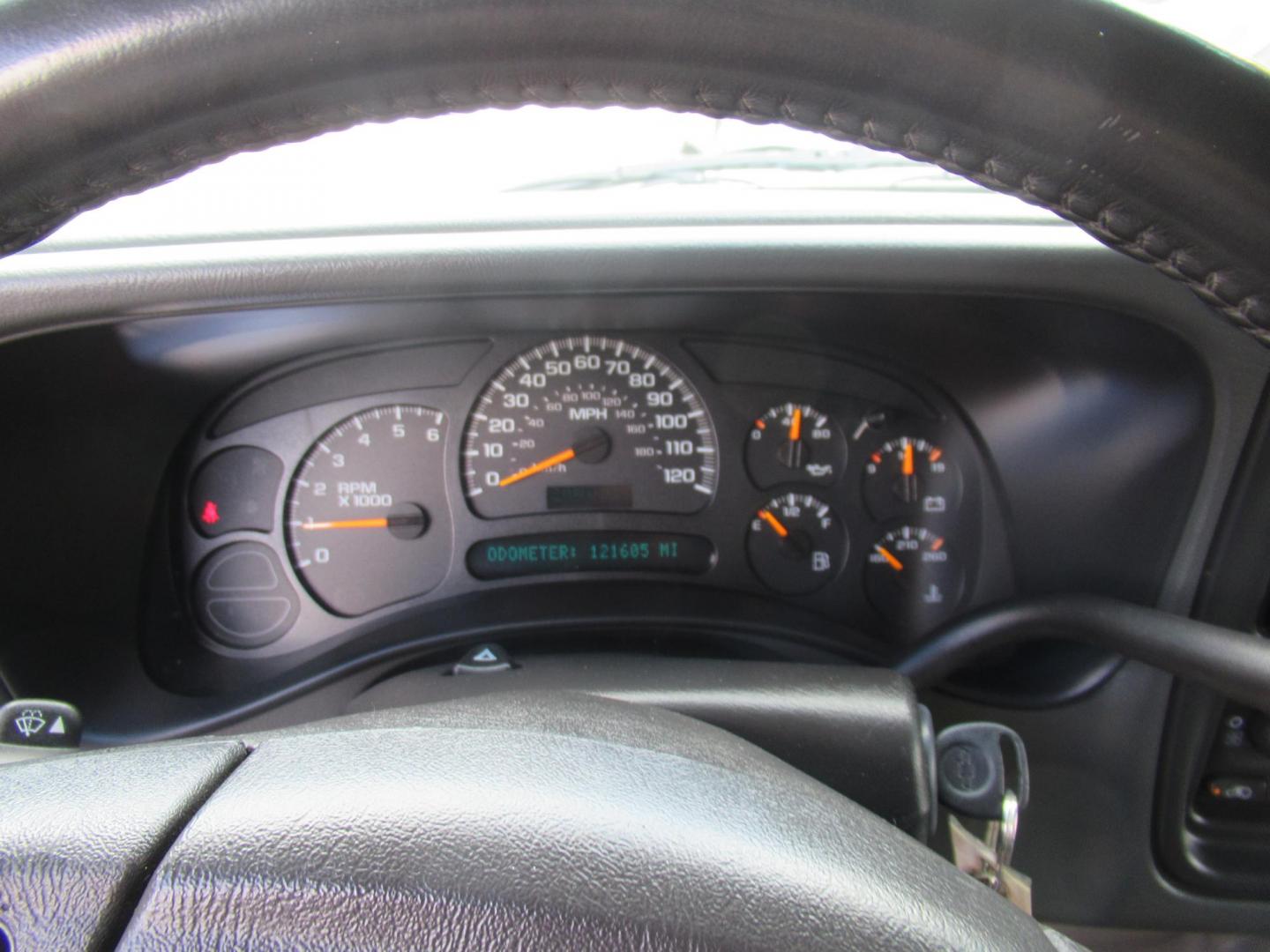 2004 /Gray Chevrolet Suburban 1500 4WD (3GNFK16Z44G) with an 5.3L V8 OHV 16V FFV engine, Automatic Overdrive transmission, located at 1511 North Shepherd Dr., Houston, TX, 77008, (281) 657-1221, 29.798361, -95.412560 - Chevrolet Suburban 1500 4WD SUV 4-DR 5.3L V8 OHV 16V FFV V8 Automatic 4WD - Photo#3