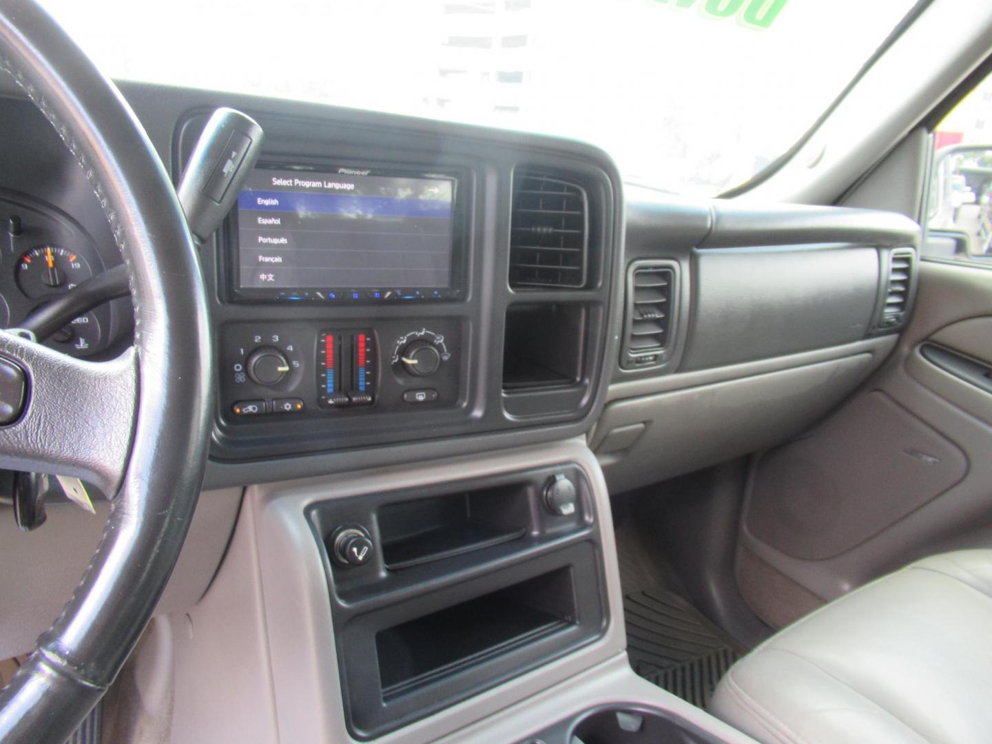 2004 /Gray Chevrolet Suburban 1500 4WD (3GNFK16Z44G) with an 5.3L V8 OHV 16V FFV engine, Automatic Overdrive transmission, located at 1511 North Shepherd Dr., Houston, TX, 77008, (281) 657-1221, 29.798361, -95.412560 - Chevrolet Suburban 1500 4WD SUV 4-DR 5.3L V8 OHV 16V FFV V8 Automatic 4WD - Photo#4