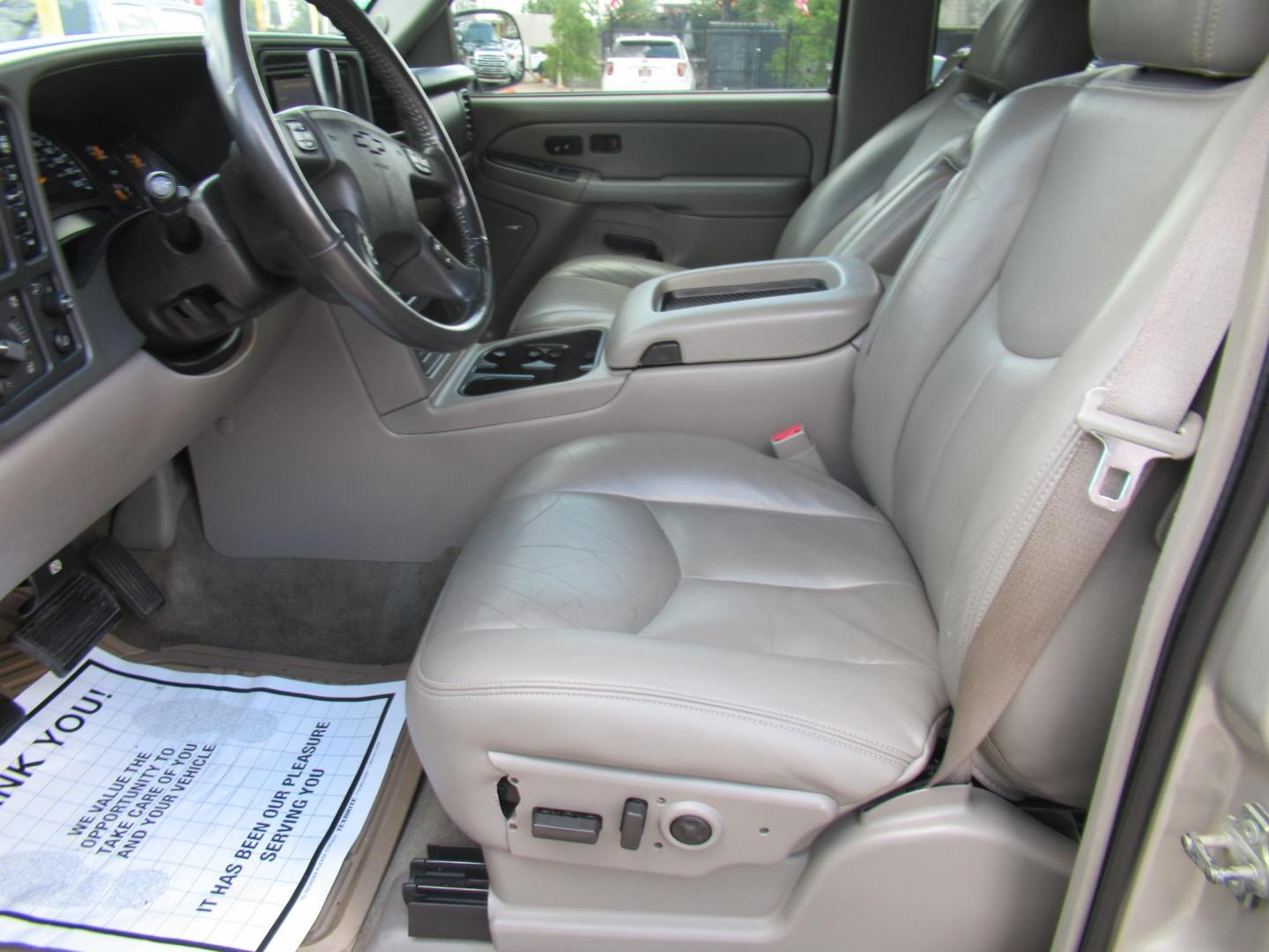 2004 /Gray Chevrolet Suburban 1500 4WD (3GNFK16Z44G) with an 5.3L V8 OHV 16V FFV engine, Automatic Overdrive transmission, located at 1511 North Shepherd Dr., Houston, TX, 77008, (281) 657-1221, 29.798361, -95.412560 - Chevrolet Suburban 1500 4WD SUV 4-DR 5.3L V8 OHV 16V FFV V8 Automatic 4WD - Photo#5