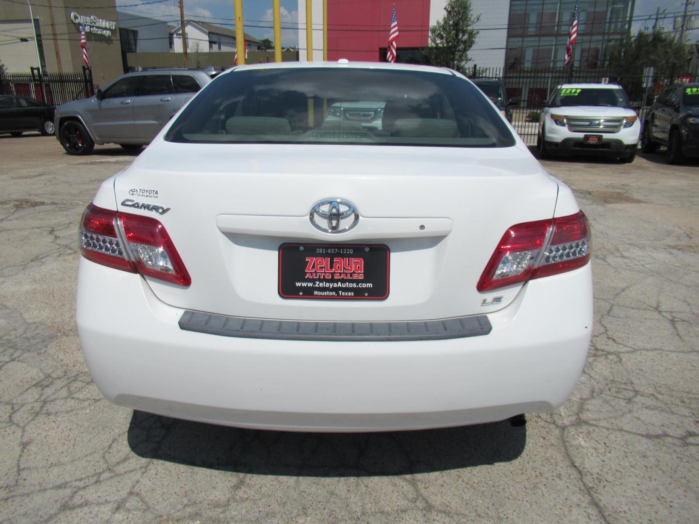 2011 /Gray Toyota Camry SE (4T1BF3EK9BU) with an 2.5L L4 DOHC 16V engine, Automatic transmission, located at 1511 North Shepherd Dr., Houston, TX, 77008, (281) 657-1221, 29.798361, -95.412560 - 2011 Toyota Camry SE SEDAN 4-DR 2.5L L4 DOHC 16V Automatic FWD - Photo#10