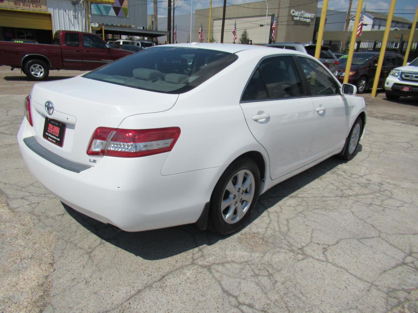 2011 /Gray Toyota Camry SE (4T1BF3EK9BU) with an 2.5L L4 DOHC 16V engine, Automatic transmission, located at 1511 North Shepherd Dr., Houston, TX, 77008, (281) 657-1221, 29.798361, -95.412560 - 2011 Toyota Camry SE SEDAN 4-DR 2.5L L4 DOHC 16V Automatic FWD - Photo#11