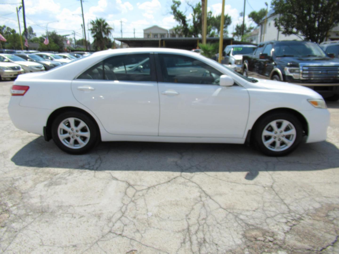 2011 /Gray Toyota Camry SE (4T1BF3EK9BU) with an 2.5L L4 DOHC 16V engine, Automatic transmission, located at 1511 North Shepherd Dr., Houston, TX, 77008, (281) 657-1221, 29.798361, -95.412560 - 2011 Toyota Camry SE SEDAN 4-DR 2.5L L4 DOHC 16V Automatic FWD - Photo#14