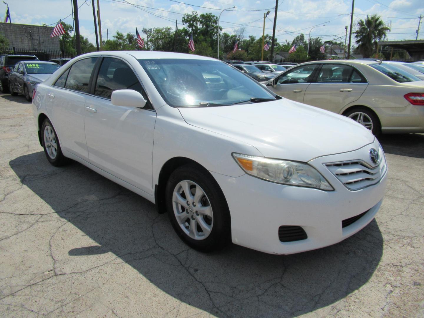 2011 /Gray Toyota Camry SE (4T1BF3EK9BU) with an 2.5L L4 DOHC 16V engine, Automatic transmission, located at 1511 North Shepherd Dr., Houston, TX, 77008, (281) 657-1221, 29.798361, -95.412560 - 2011 Toyota Camry SE SEDAN 4-DR 2.5L L4 DOHC 16V Automatic FWD - Photo#15