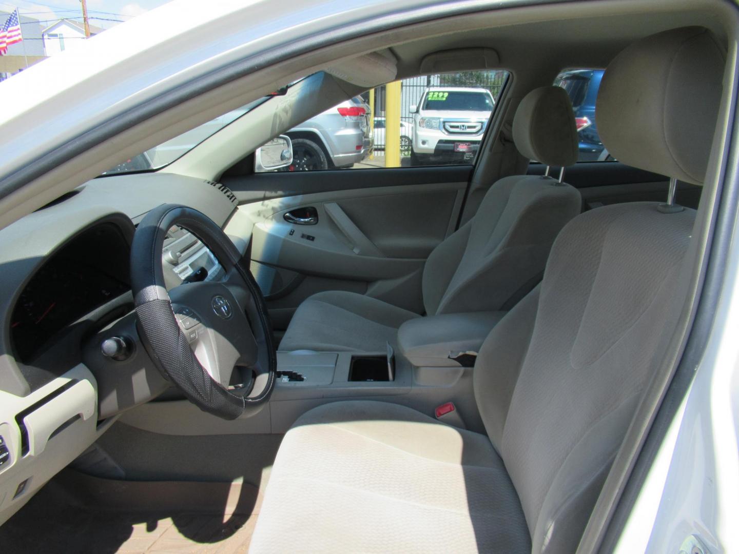 2011 /Gray Toyota Camry SE (4T1BF3EK9BU) with an 2.5L L4 DOHC 16V engine, Automatic transmission, located at 1511 North Shepherd Dr., Houston, TX, 77008, (281) 657-1221, 29.798361, -95.412560 - 2011 Toyota Camry SE SEDAN 4-DR 2.5L L4 DOHC 16V Automatic FWD - Photo#3