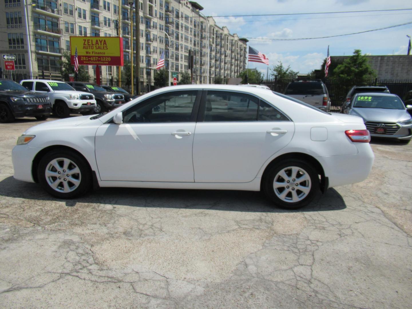 2011 /Gray Toyota Camry SE (4T1BF3EK9BU) with an 2.5L L4 DOHC 16V engine, Automatic transmission, located at 1511 North Shepherd Dr., Houston, TX, 77008, (281) 657-1221, 29.798361, -95.412560 - 2011 Toyota Camry SE SEDAN 4-DR 2.5L L4 DOHC 16V Automatic FWD - Photo#8