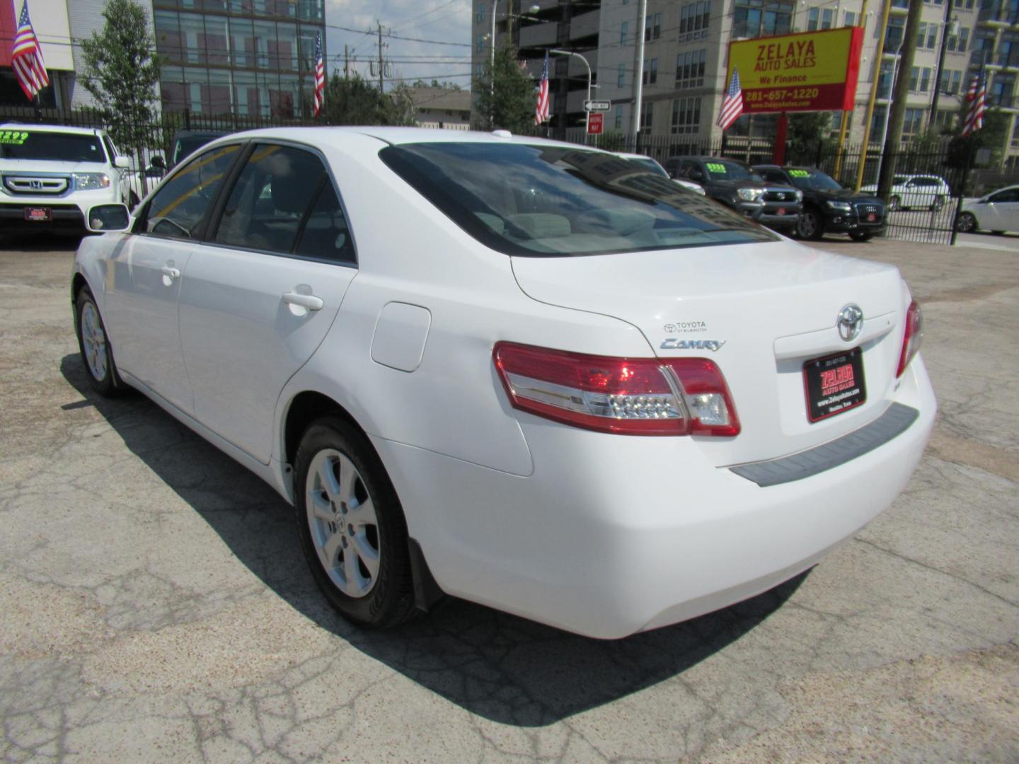 2011 /Gray Toyota Camry SE (4T1BF3EK9BU) with an 2.5L L4 DOHC 16V engine, Automatic transmission, located at 1511 North Shepherd Dr., Houston, TX, 77008, (281) 657-1221, 29.798361, -95.412560 - 2011 Toyota Camry SE SEDAN 4-DR 2.5L L4 DOHC 16V Automatic FWD - Photo#9