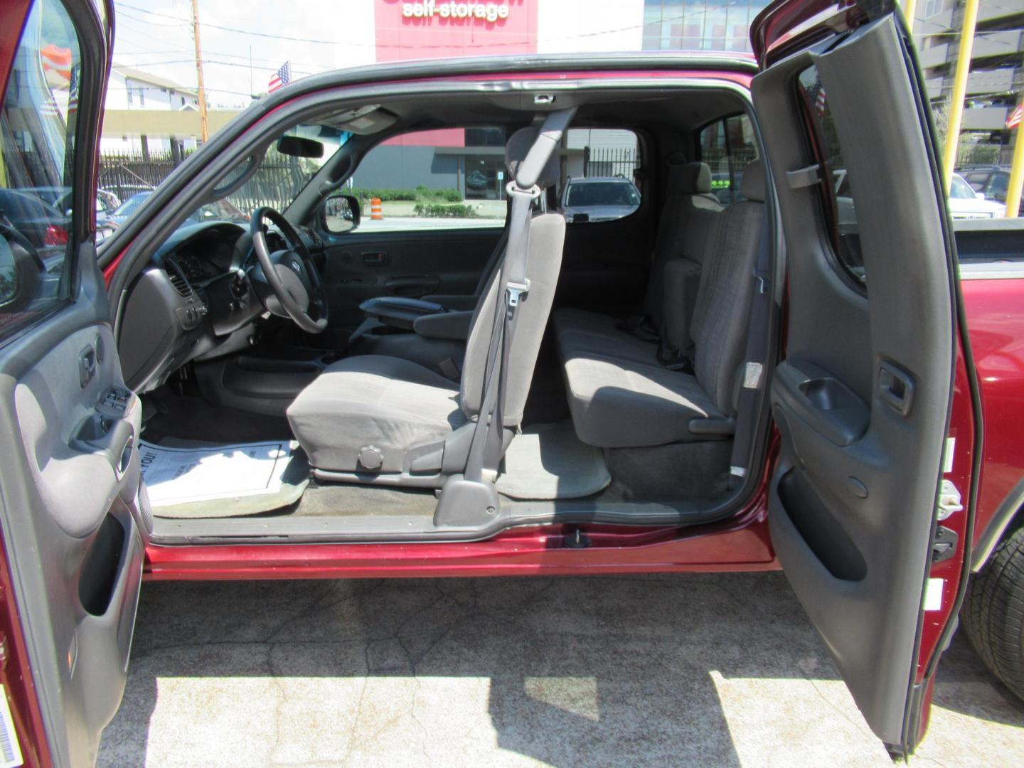 2003 /Gray Toyota Tundra SR5 Access Cab 2WD (5TBRT34183S) with an 4.7L V8 DOHC 32V engine, located at 1511 North Shepherd Dr., Houston, TX, 77008, (281) 657-1221, 29.798361, -95.412560 - 2003 Toyota Tundra SR5 Access Cab 2WD EXT CAB PICKUP 4-DR 4.7L V8 DOHC 32V V8 Automatic RWD - Photo#4