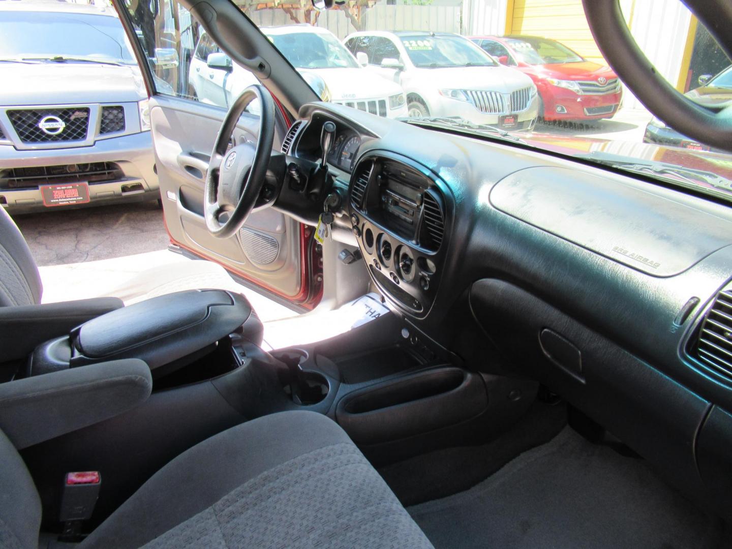 2003 /Gray Toyota Tundra SR5 Access Cab 2WD (5TBRT34183S) with an 4.7L V8 DOHC 32V engine, located at 1511 North Shepherd Dr., Houston, TX, 77008, (281) 657-1221, 29.798361, -95.412560 - 2003 Toyota Tundra SR5 Access Cab 2WD EXT CAB PICKUP 4-DR 4.7L V8 DOHC 32V V8 Automatic RWD - Photo#7