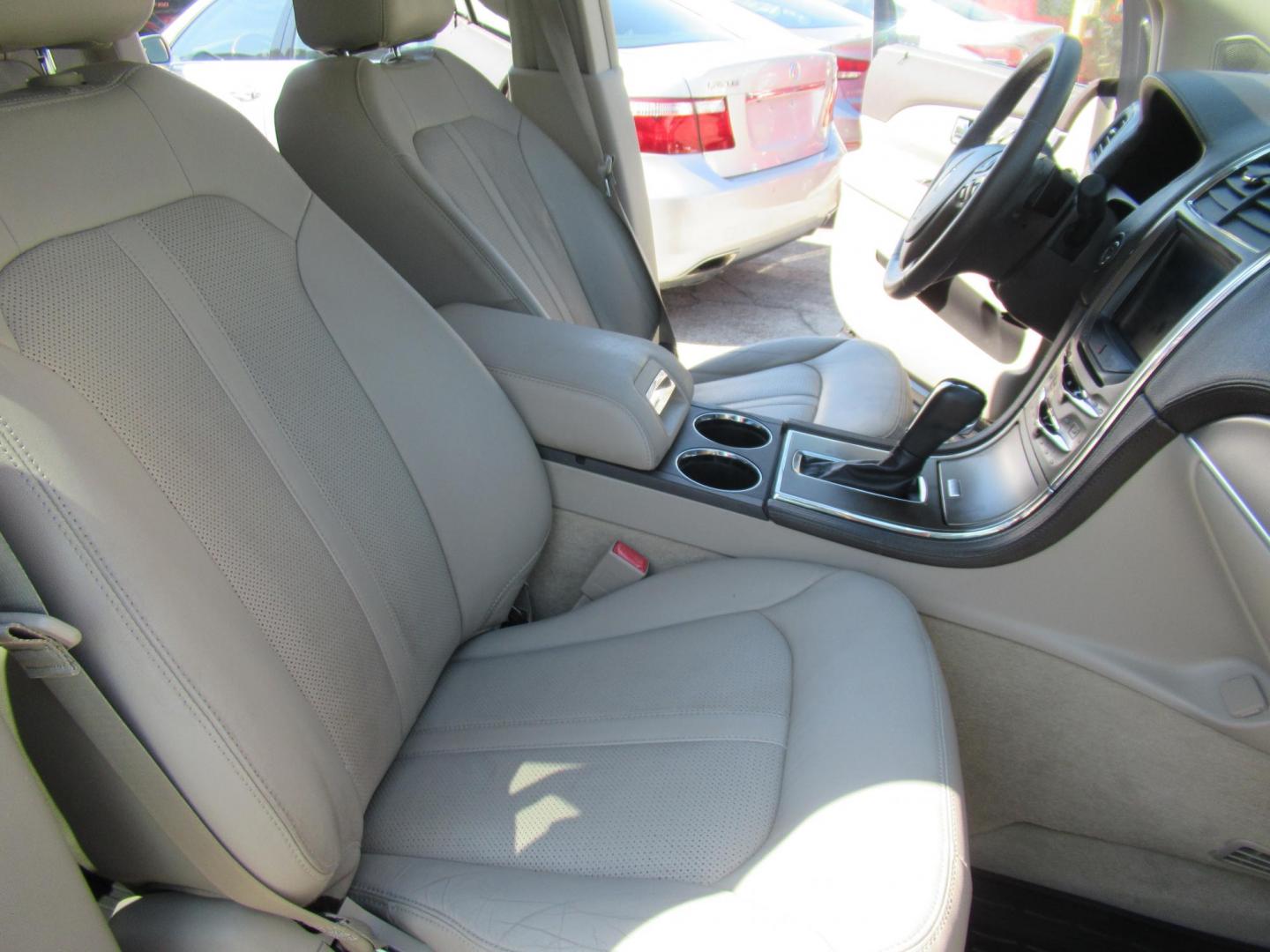 2015 Black /Tan Lincoln MKX FWD (2LMDJ6JK1FB) with an 3.7L V6 DOHC 24V engine, Automatic transmission, located at 1511 North Shepherd Dr., Houston, TX, 77008, (281) 657-1221, 29.798361, -95.412560 - 2015 Lincoln MKX FWD SUV 4-DR 3.7L V6 DOHC 24V V6 - Photo#14