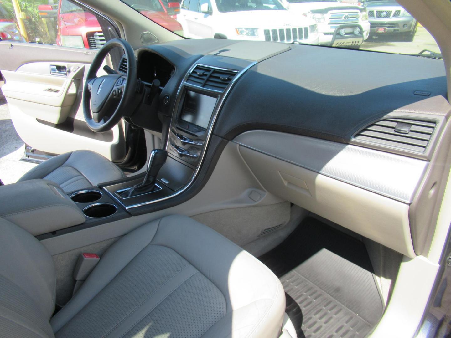 2015 Black /Tan Lincoln MKX FWD (2LMDJ6JK1FB) with an 3.7L V6 DOHC 24V engine, Automatic transmission, located at 1511 North Shepherd Dr., Houston, TX, 77008, (281) 657-1221, 29.798361, -95.412560 - 2015 Lincoln MKX FWD SUV 4-DR 3.7L V6 DOHC 24V V6 - Photo#16