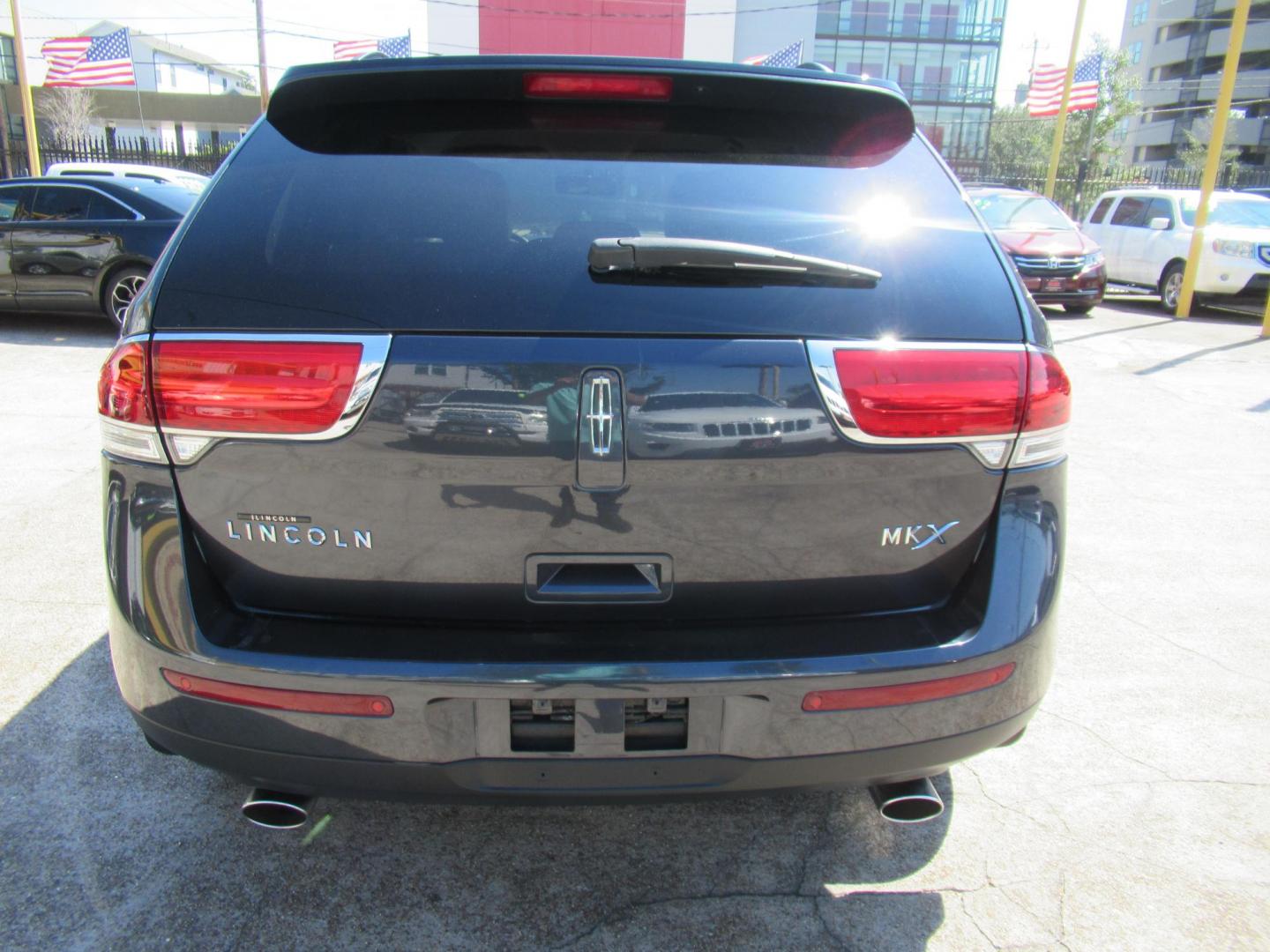 2015 Black /Tan Lincoln MKX FWD (2LMDJ6JK1FB) with an 3.7L V6 DOHC 24V engine, Automatic transmission, located at 1511 North Shepherd Dr., Houston, TX, 77008, (281) 657-1221, 29.798361, -95.412560 - 2015 Lincoln MKX FWD SUV 4-DR 3.7L V6 DOHC 24V V6 - Photo#21