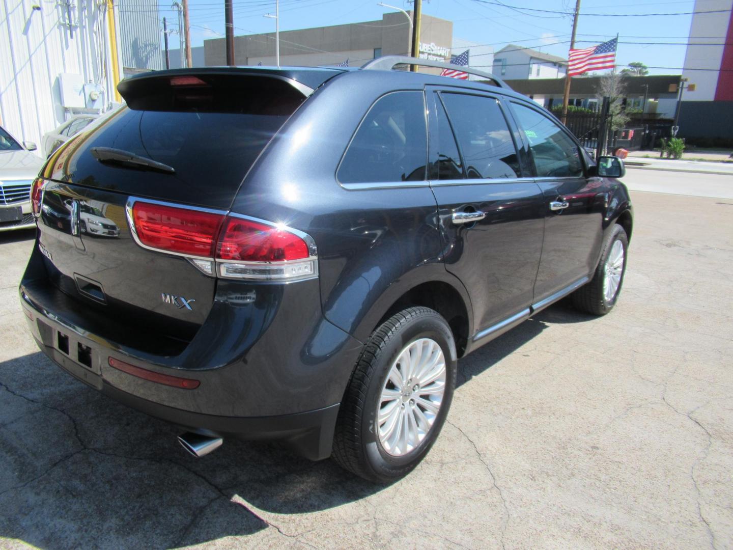 2015 Black /Tan Lincoln MKX FWD (2LMDJ6JK1FB) with an 3.7L V6 DOHC 24V engine, Automatic transmission, located at 1511 North Shepherd Dr., Houston, TX, 77008, (281) 657-1221, 29.798361, -95.412560 - 2015 Lincoln MKX FWD SUV 4-DR 3.7L V6 DOHC 24V V6 - Photo#22