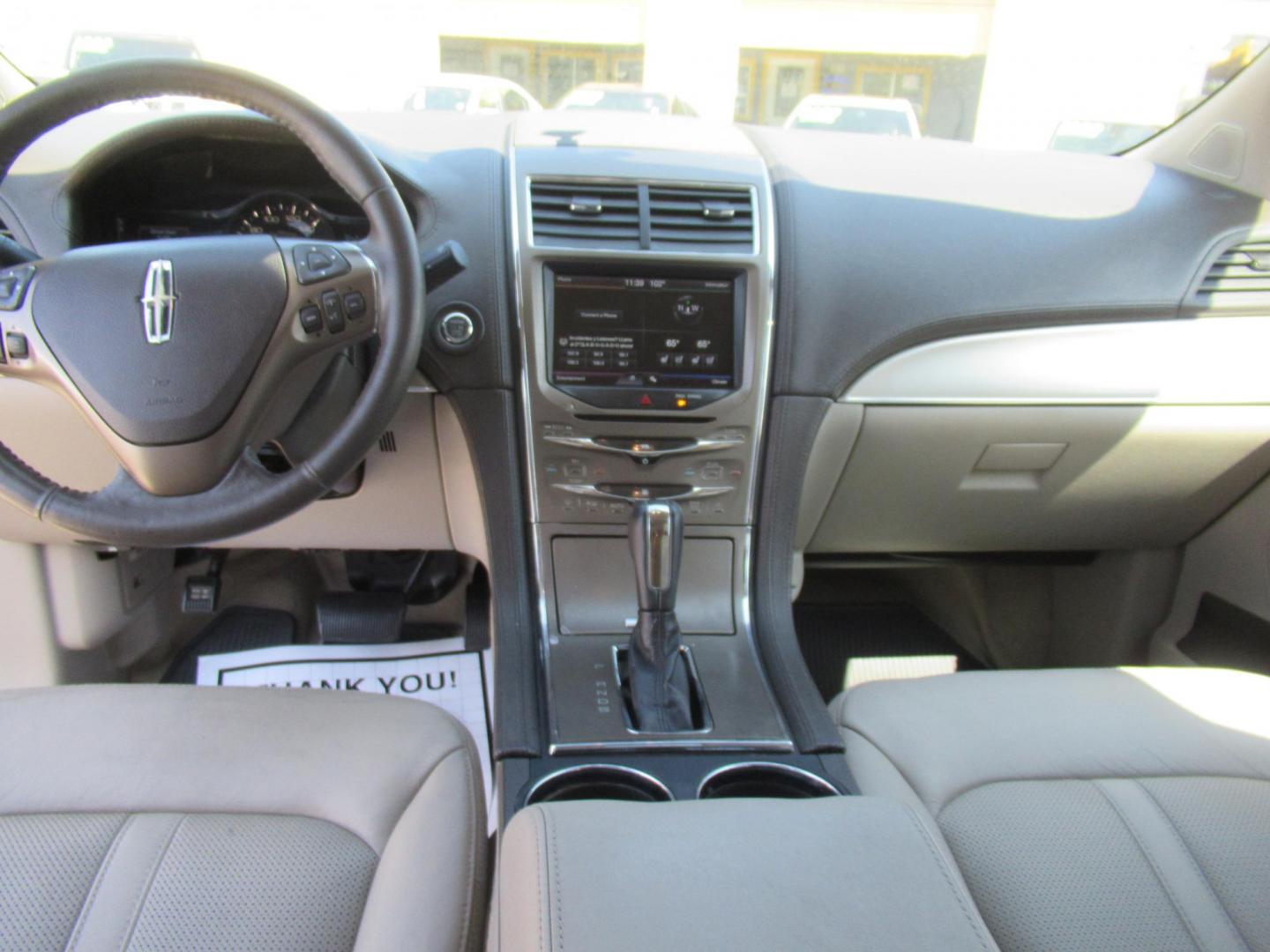 2015 Black /Tan Lincoln MKX FWD (2LMDJ6JK1FB) with an 3.7L V6 DOHC 24V engine, Automatic transmission, located at 1511 North Shepherd Dr., Houston, TX, 77008, (281) 657-1221, 29.798361, -95.412560 - 2015 Lincoln MKX FWD SUV 4-DR 3.7L V6 DOHC 24V V6 - Photo#8