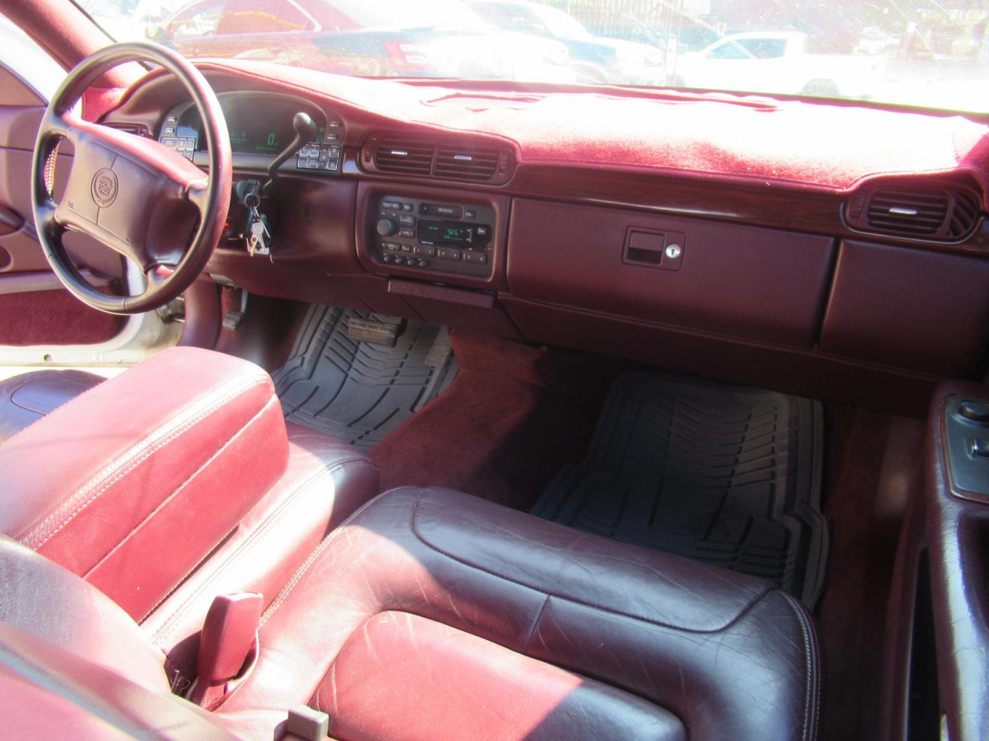 1999 White /Red Cadillac Deville Base (1G6KD54Y8XU) with an 4.6L V8 DOHC 32V engine, Automatic Overdrive transmission, located at 1511 North Shepherd Dr., Houston, TX, 77008, (281) 657-1221, 29.798361, -95.412560 - 1999 Cadillac Deville SEDAN 4-DR 4.6L V8 DOHC 32V - Photo#13