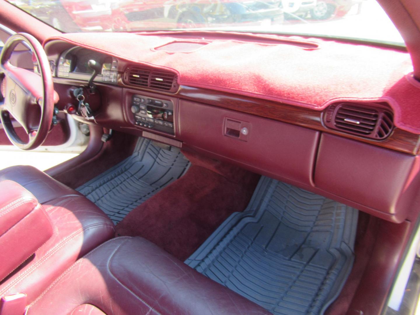 1999 White /Red Cadillac Deville Base (1G6KD54Y8XU) with an 4.6L V8 DOHC 32V engine, Automatic Overdrive transmission, located at 1511 North Shepherd Dr., Houston, TX, 77008, (281) 657-1221, 29.798361, -95.412560 - 1999 Cadillac Deville SEDAN 4-DR 4.6L V8 DOHC 32V - Photo#16