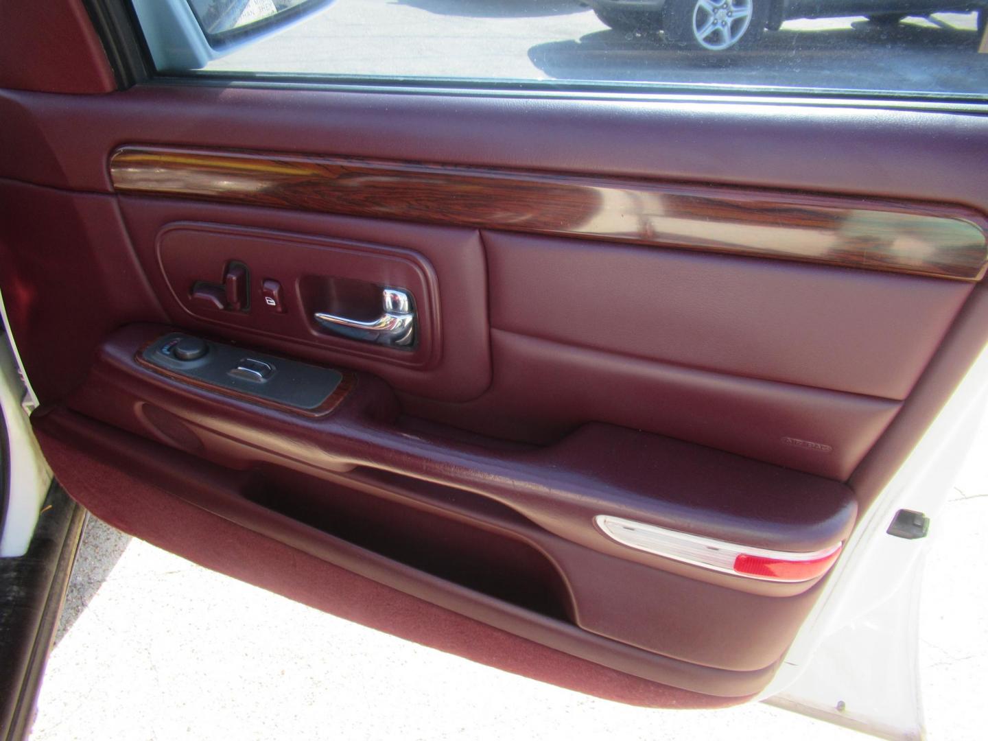 1999 White /Red Cadillac Deville Base (1G6KD54Y8XU) with an 4.6L V8 DOHC 32V engine, Automatic Overdrive transmission, located at 1511 North Shepherd Dr., Houston, TX, 77008, (281) 657-1221, 29.798361, -95.412560 - 1999 Cadillac Deville SEDAN 4-DR 4.6L V8 DOHC 32V - Photo#17