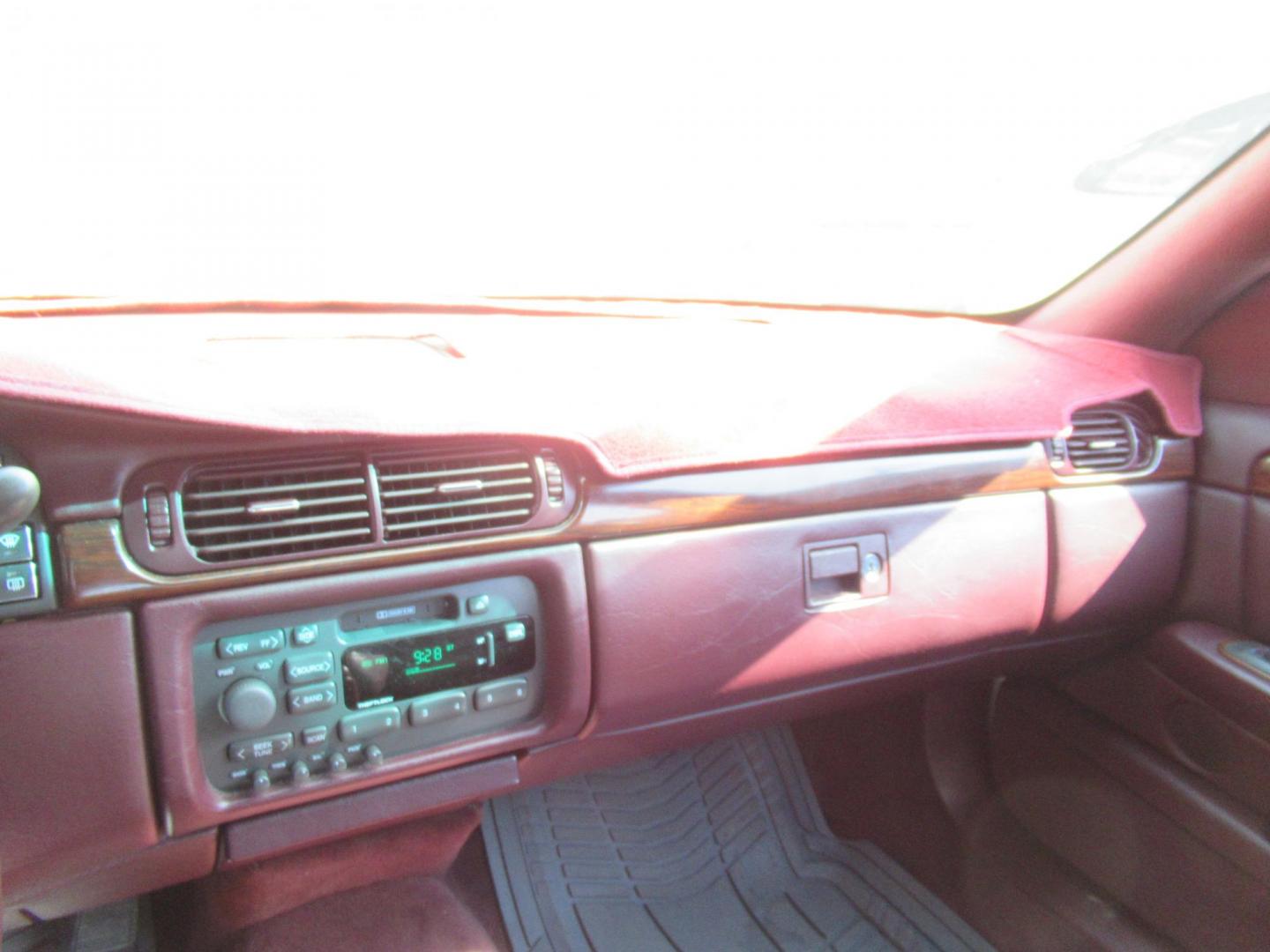 1999 White /Red Cadillac Deville Base (1G6KD54Y8XU) with an 4.6L V8 DOHC 32V engine, Automatic Overdrive transmission, located at 1511 North Shepherd Dr., Houston, TX, 77008, (281) 657-1221, 29.798361, -95.412560 - 1999 Cadillac Deville SEDAN 4-DR 4.6L V8 DOHC 32V - Photo#19