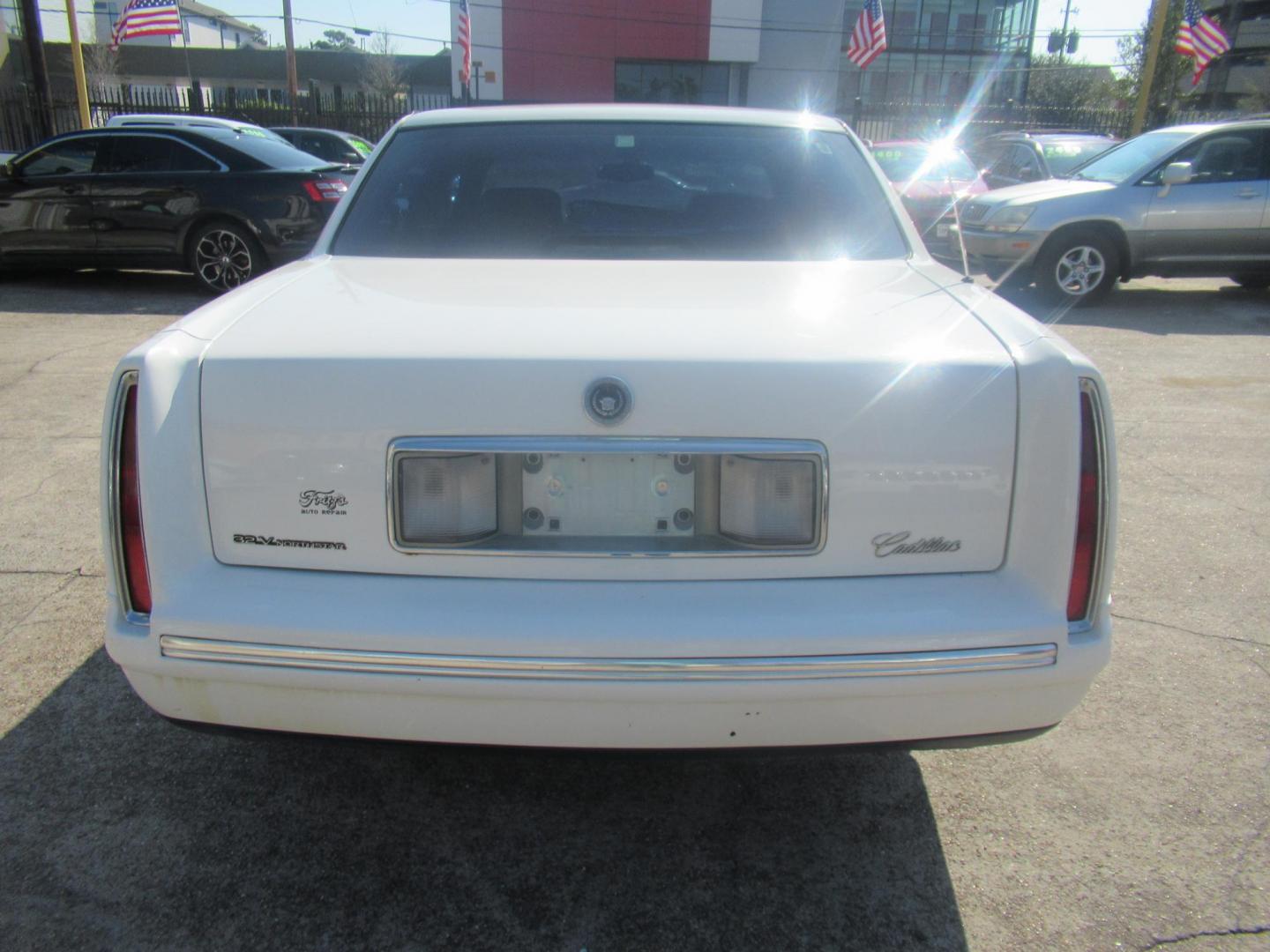 1999 White /Red Cadillac Deville Base (1G6KD54Y8XU) with an 4.6L V8 DOHC 32V engine, Automatic Overdrive transmission, located at 1511 North Shepherd Dr., Houston, TX, 77008, (281) 657-1221, 29.798361, -95.412560 - 1999 Cadillac Deville SEDAN 4-DR 4.6L V8 DOHC 32V - Photo#25