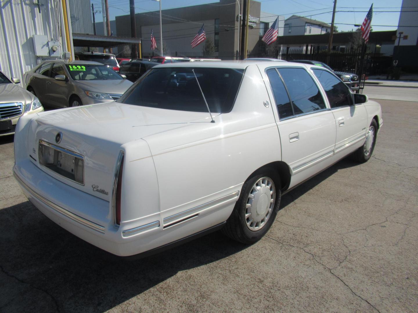 1999 White /Red Cadillac Deville Base (1G6KD54Y8XU) with an 4.6L V8 DOHC 32V engine, Automatic Overdrive transmission, located at 1511 North Shepherd Dr., Houston, TX, 77008, (281) 657-1221, 29.798361, -95.412560 - 1999 Cadillac Deville SEDAN 4-DR 4.6L V8 DOHC 32V - Photo#26