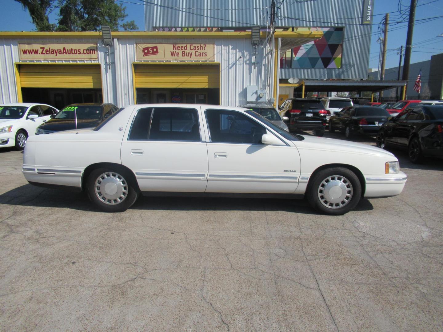 1999 White /Red Cadillac Deville Base (1G6KD54Y8XU) with an 4.6L V8 DOHC 32V engine, Automatic Overdrive transmission, located at 1511 North Shepherd Dr., Houston, TX, 77008, (281) 657-1221, 29.798361, -95.412560 - 1999 Cadillac Deville SEDAN 4-DR 4.6L V8 DOHC 32V - Photo#27