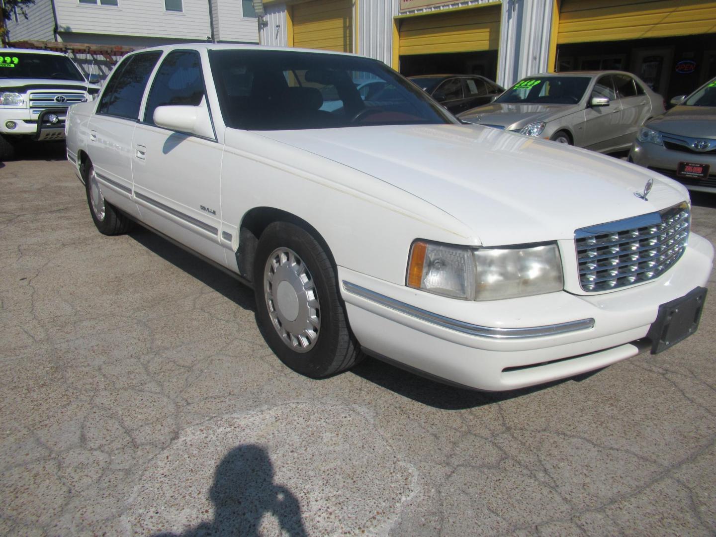 1999 White /Red Cadillac Deville Base (1G6KD54Y8XU) with an 4.6L V8 DOHC 32V engine, Automatic Overdrive transmission, located at 1511 North Shepherd Dr., Houston, TX, 77008, (281) 657-1221, 29.798361, -95.412560 - 1999 Cadillac Deville SEDAN 4-DR 4.6L V8 DOHC 32V - Photo#28