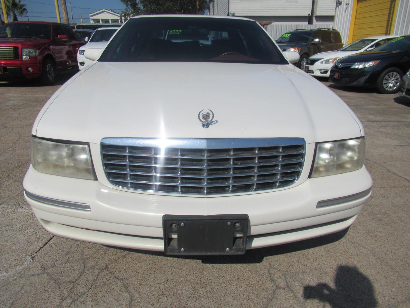 1999 White /Red Cadillac Deville Base (1G6KD54Y8XU) with an 4.6L V8 DOHC 32V engine, Automatic Overdrive transmission, located at 1511 North Shepherd Dr., Houston, TX, 77008, (281) 657-1221, 29.798361, -95.412560 - 1999 Cadillac Deville SEDAN 4-DR 4.6L V8 DOHC 32V - Photo#29