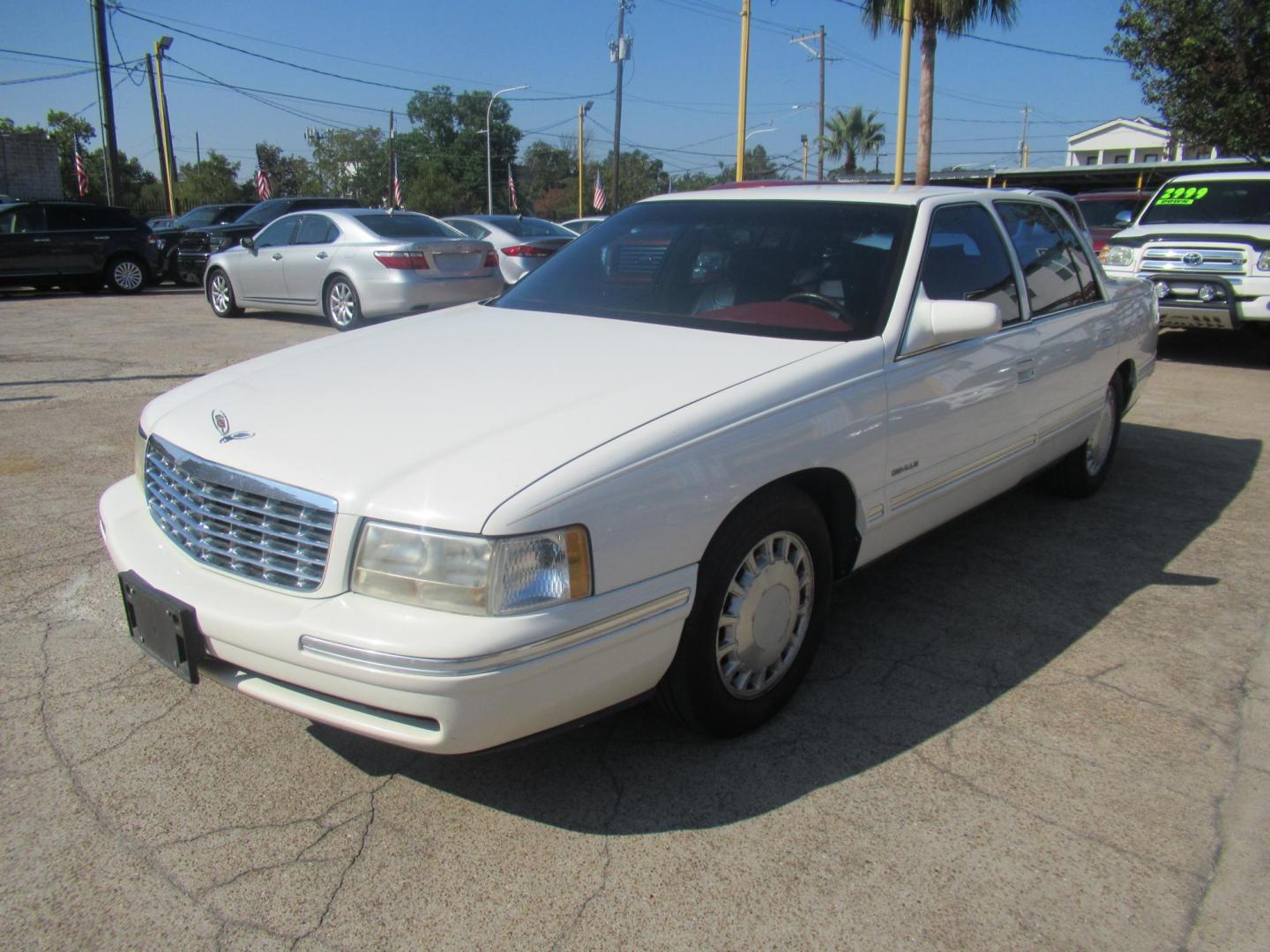 1999 White /Red Cadillac Deville Base (1G6KD54Y8XU) with an 4.6L V8 DOHC 32V engine, Automatic Overdrive transmission, located at 1511 North Shepherd Dr., Houston, TX, 77008, (281) 657-1221, 29.798361, -95.412560 - 1999 Cadillac Deville SEDAN 4-DR 4.6L V8 DOHC 32V - Photo#30