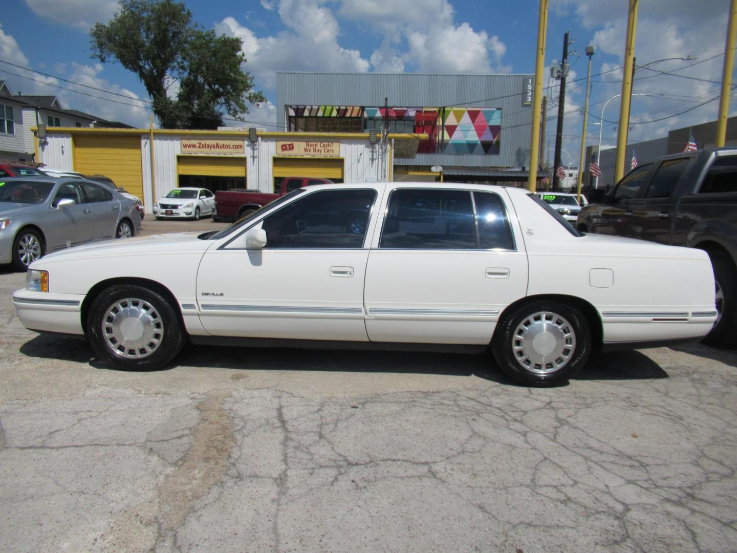 1999 White /Red Cadillac Deville Base (1G6KD54Y8XU) with an 4.6L V8 DOHC 32V engine, Automatic Overdrive transmission, located at 1511 North Shepherd Dr., Houston, TX, 77008, (281) 657-1221, 29.798361, -95.412560 - 1999 Cadillac Deville SEDAN 4-DR 4.6L V8 DOHC 32V - Photo#32