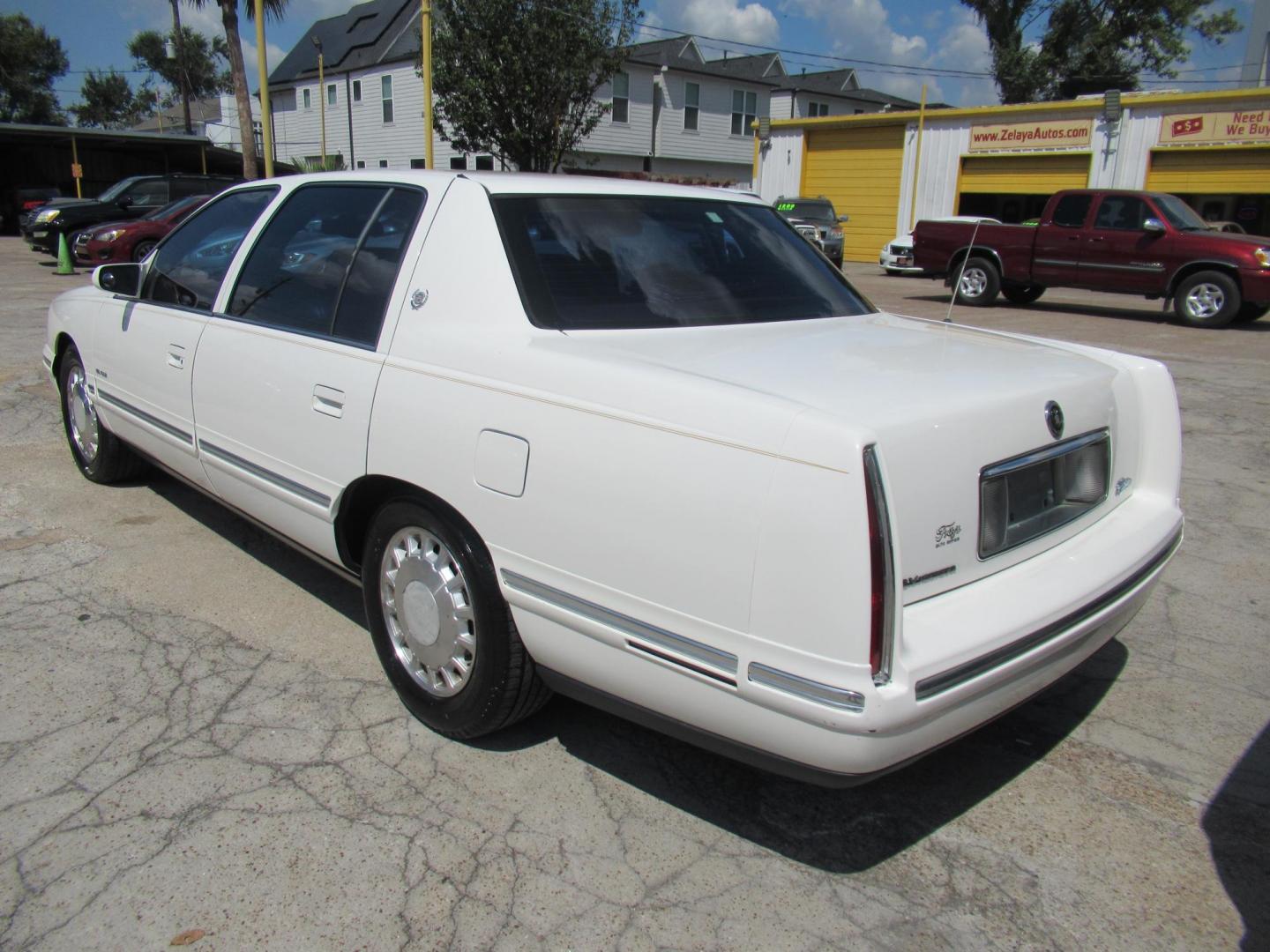 1999 White /Red Cadillac Deville Base (1G6KD54Y8XU) with an 4.6L V8 DOHC 32V engine, Automatic Overdrive transmission, located at 1511 North Shepherd Dr., Houston, TX, 77008, (281) 657-1221, 29.798361, -95.412560 - 1999 Cadillac Deville SEDAN 4-DR 4.6L V8 DOHC 32V - Photo#34