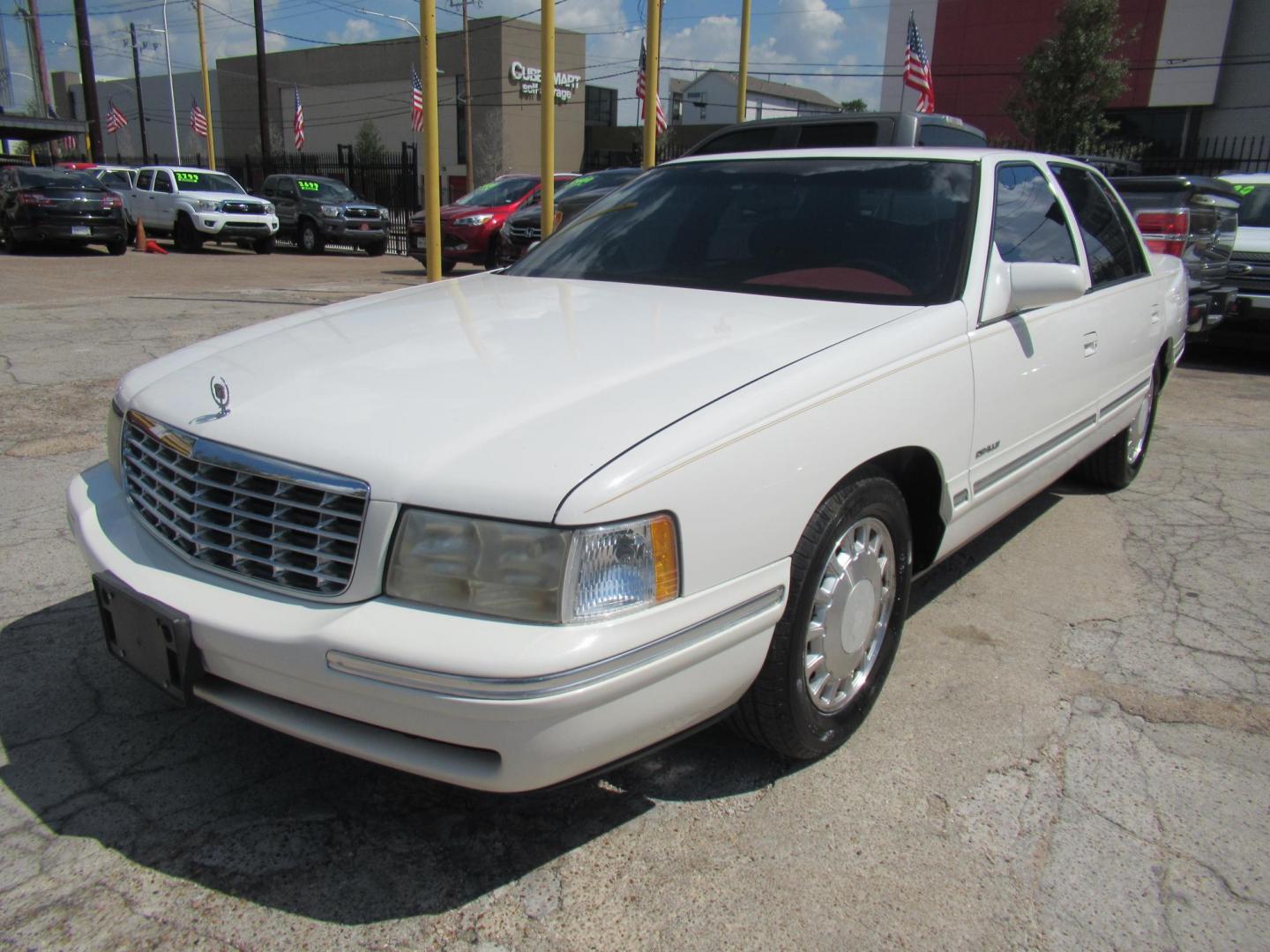 1999 White /Red Cadillac Deville Base (1G6KD54Y8XU) with an 4.6L V8 DOHC 32V engine, Automatic Overdrive transmission, located at 1511 North Shepherd Dr., Houston, TX, 77008, (281) 657-1221, 29.798361, -95.412560 - 1999 Cadillac Deville SEDAN 4-DR 4.6L V8 DOHC 32V - Photo#35