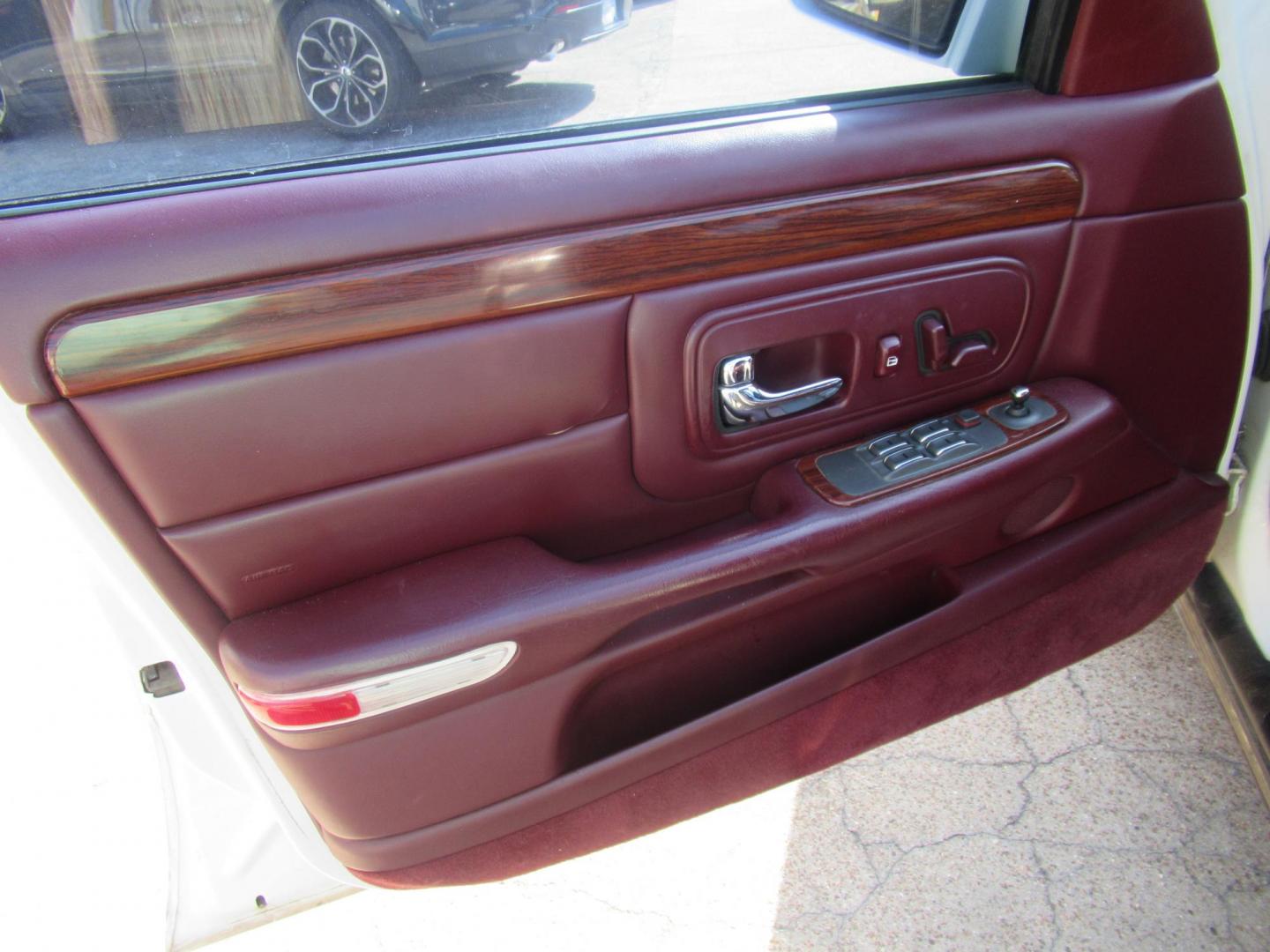 1999 White /Red Cadillac Deville Base (1G6KD54Y8XU) with an 4.6L V8 DOHC 32V engine, Automatic Overdrive transmission, located at 1511 North Shepherd Dr., Houston, TX, 77008, (281) 657-1221, 29.798361, -95.412560 - 1999 Cadillac Deville SEDAN 4-DR 4.6L V8 DOHC 32V - Photo#6