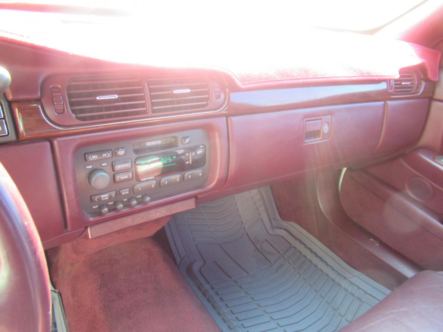 1999 White /Red Cadillac Deville Base (1G6KD54Y8XU) with an 4.6L V8 DOHC 32V engine, Automatic Overdrive transmission, located at 1511 North Shepherd Dr., Houston, TX, 77008, (281) 657-1221, 29.798361, -95.412560 - 1999 Cadillac Deville SEDAN 4-DR 4.6L V8 DOHC 32V - Photo#7